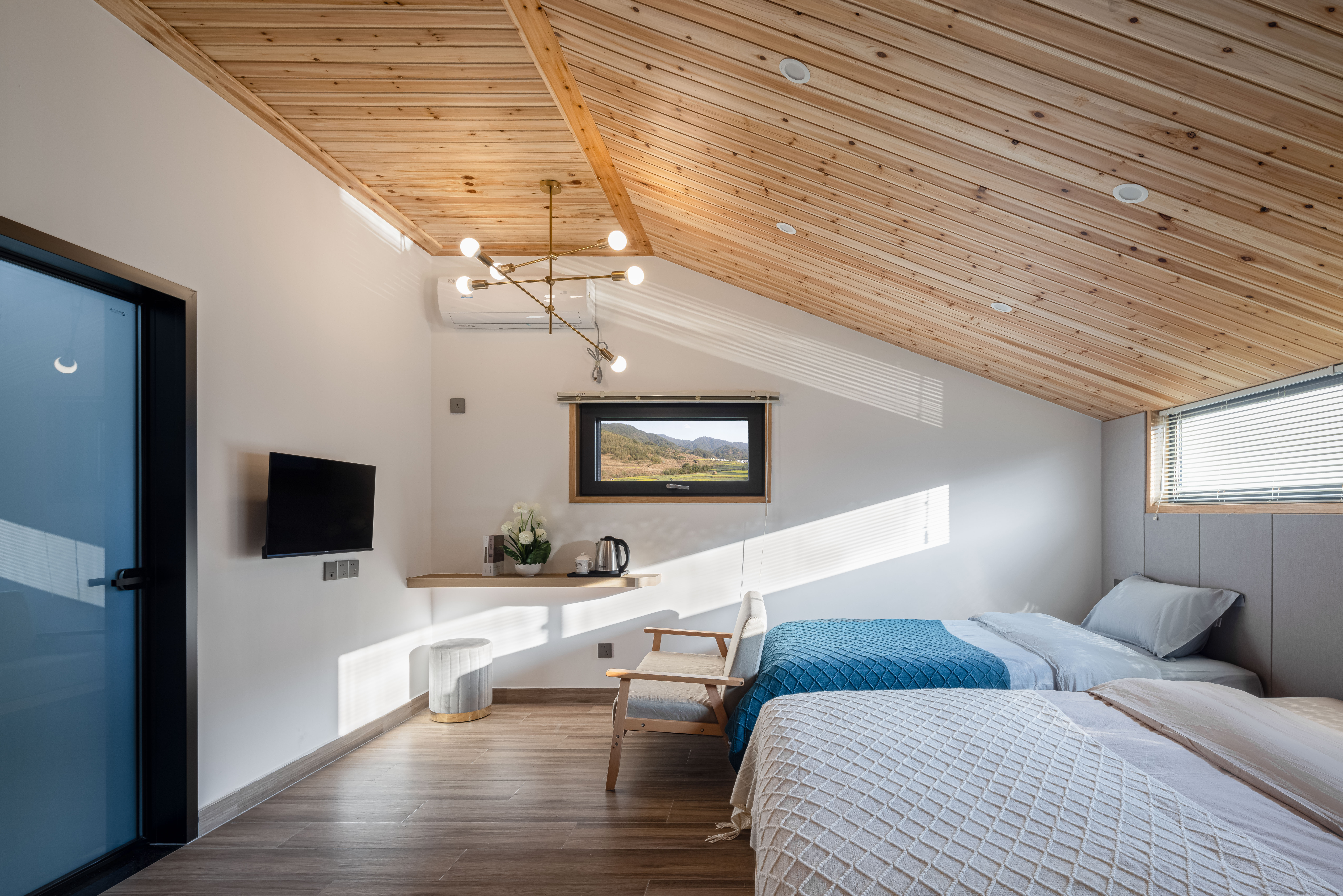 Ting Yu Family Room With Extra Large Interactive Space