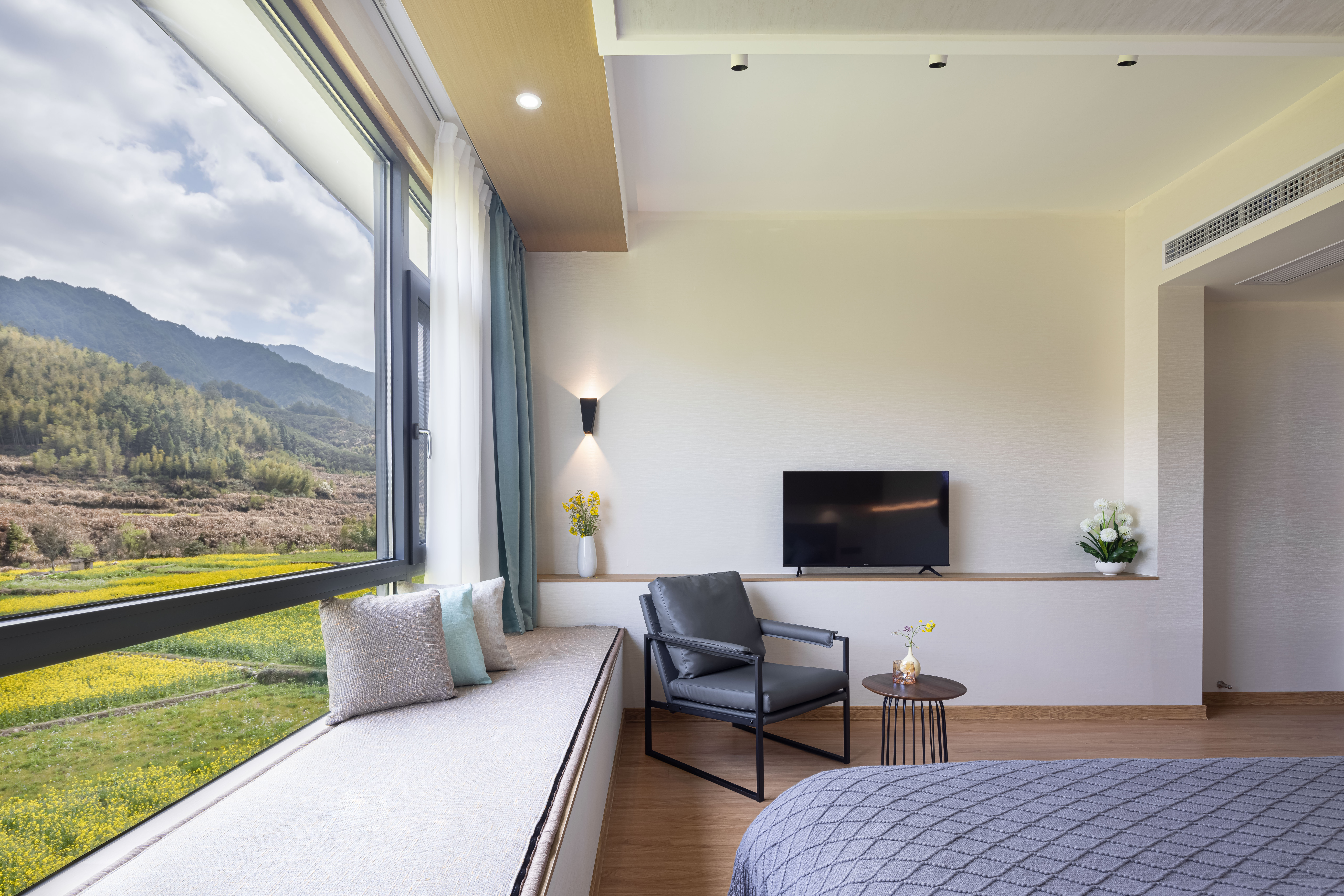 Chen Xi Scenic Double Bed Room With Smart Toilet, Central Air Conditioning, And View Of Canola Flowers From Bed