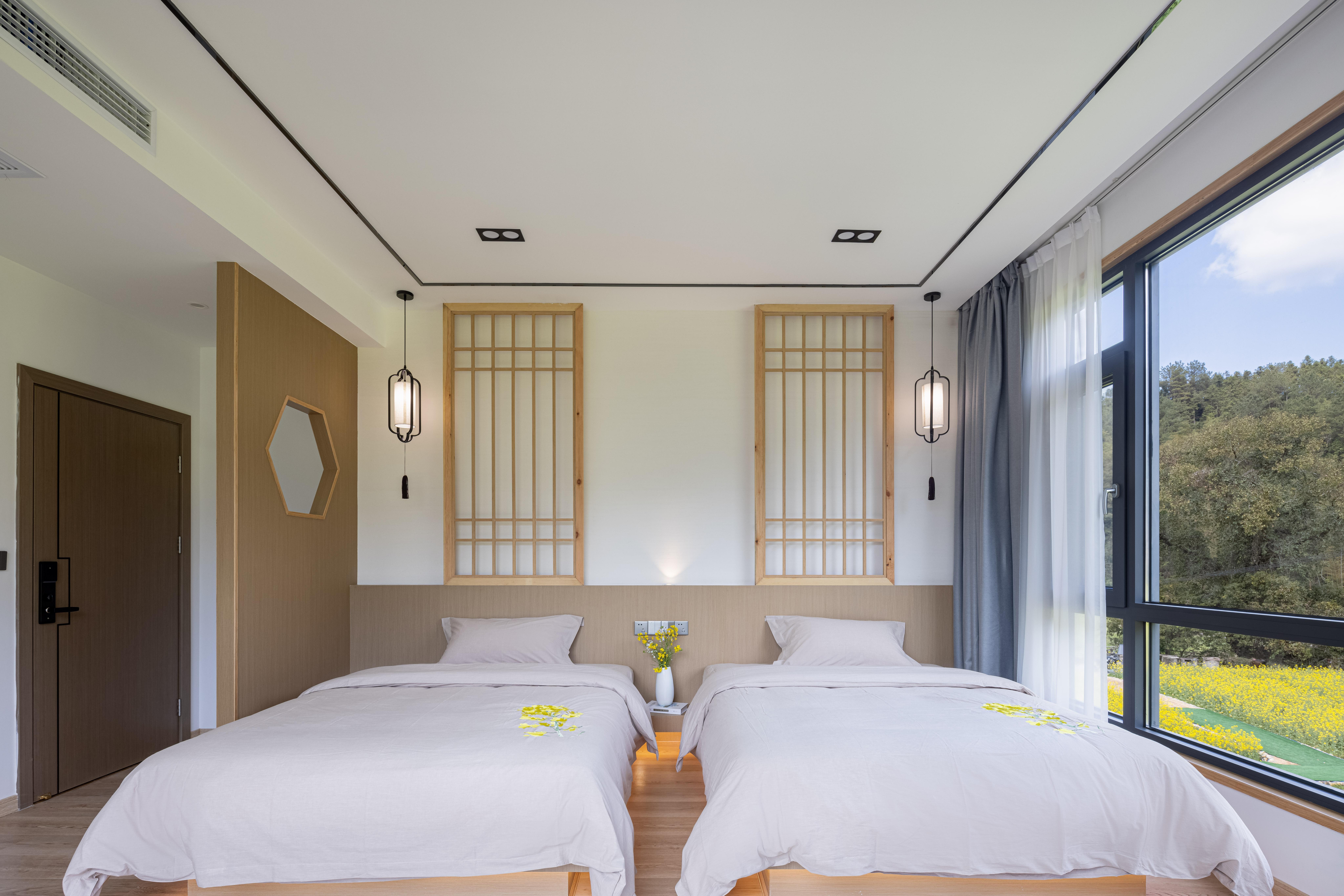 Si Yuan Scenic Twin Room With 180 ° View, Large Screen Projection, And View Of Canola Flowers From Bed