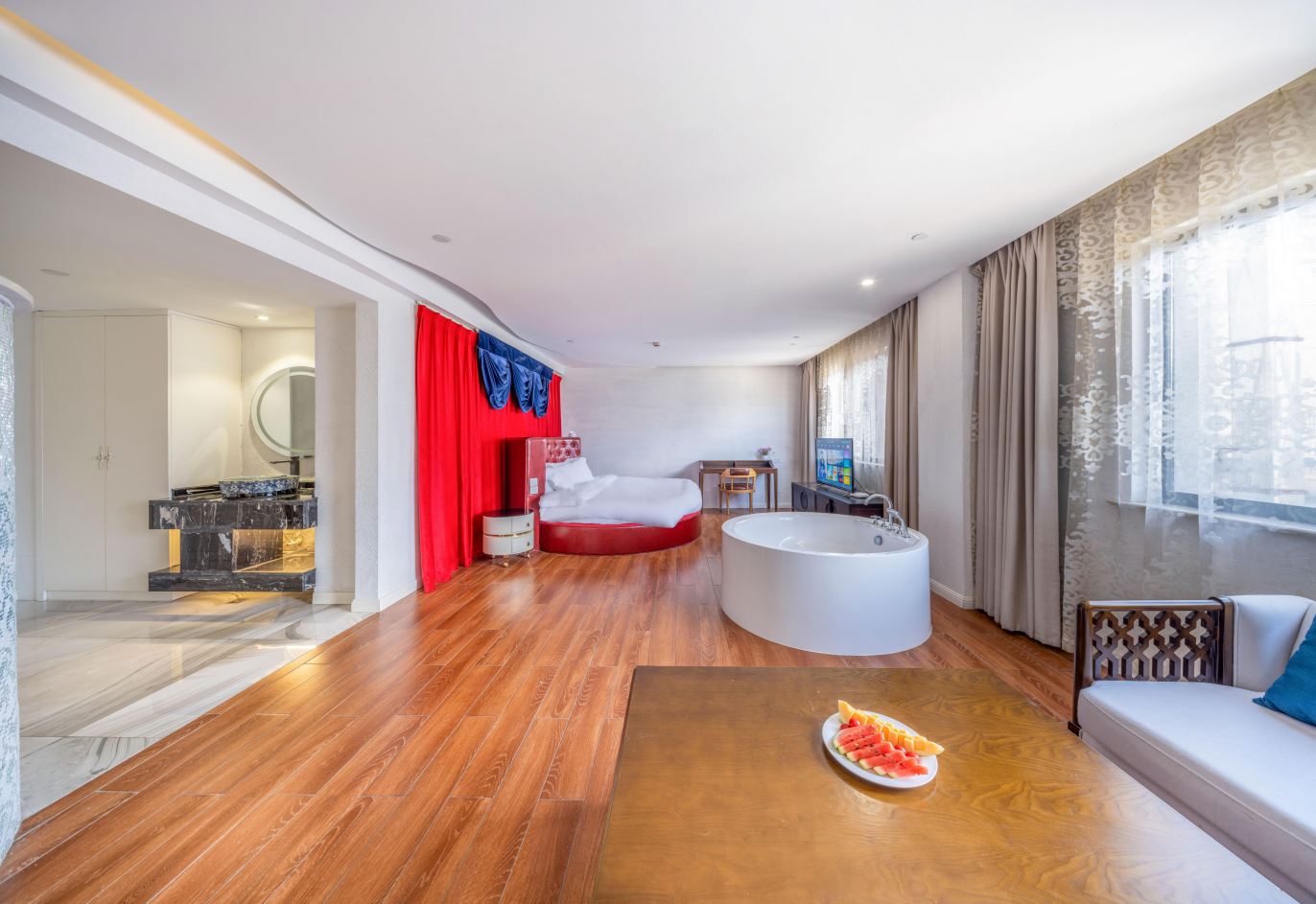 Romantic Couples'round Bed Room With Tub And Seating Area