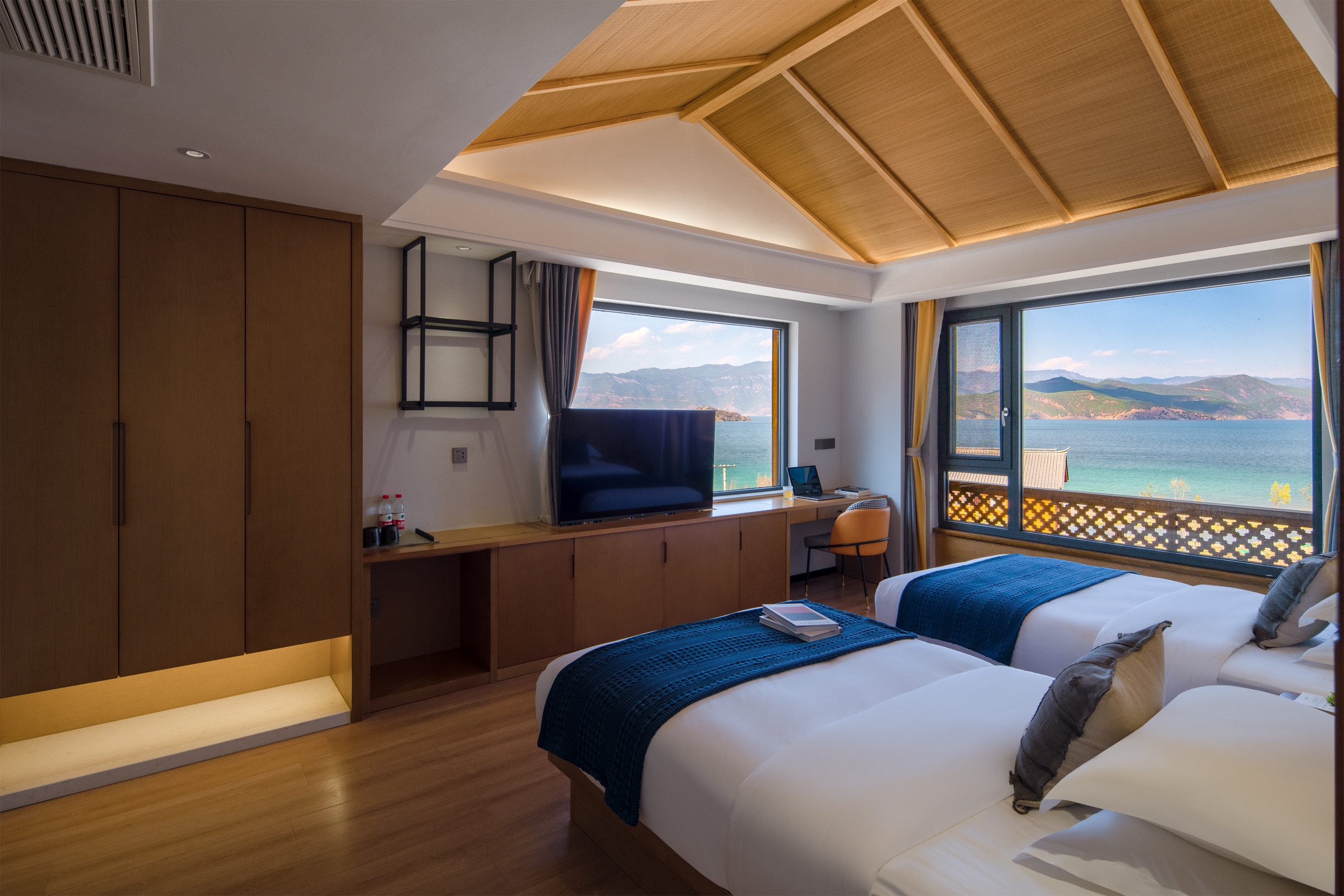 180 ° Light Luxury Full Lake View Twin Room