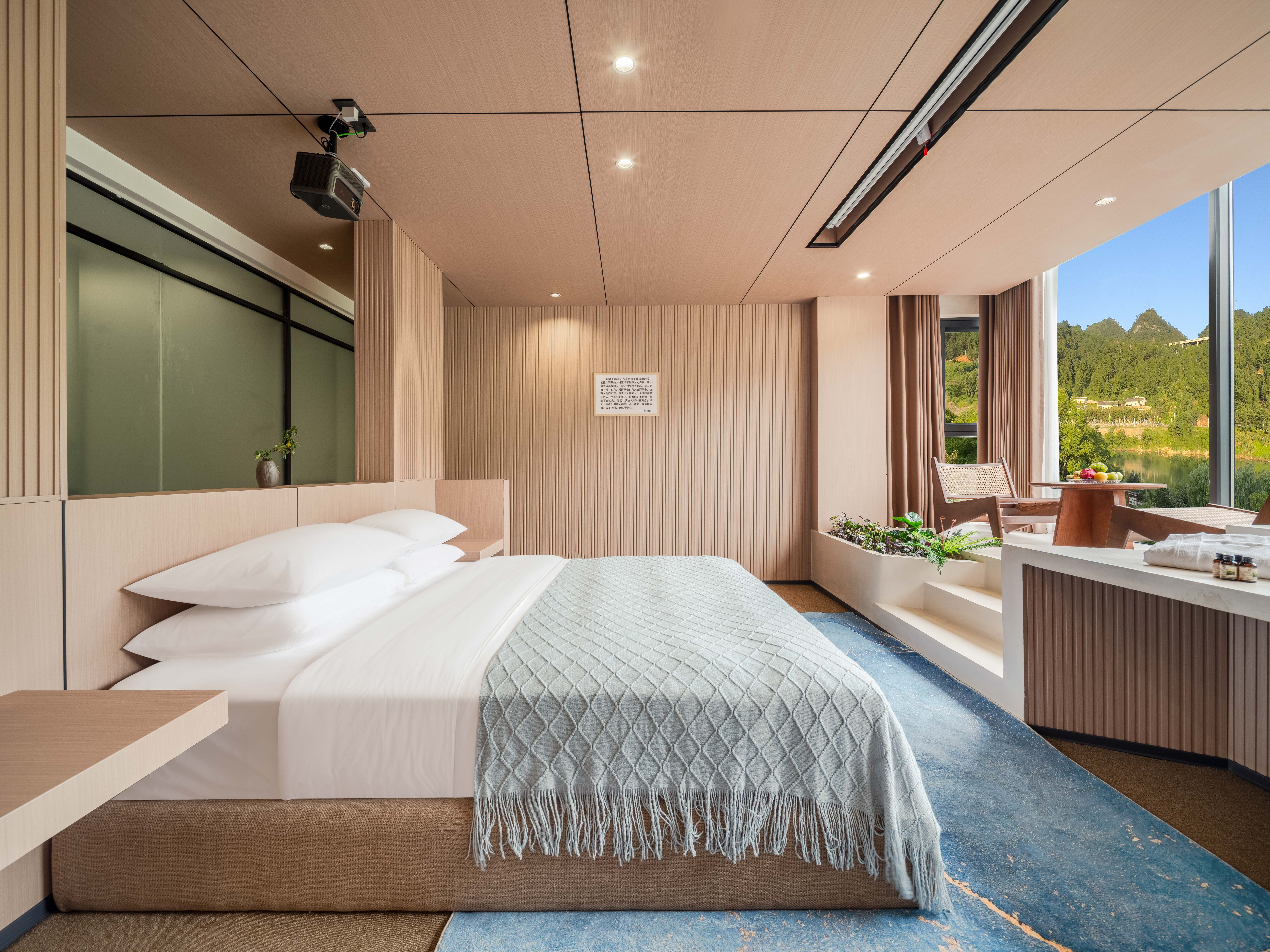 270 ° Riverside Panoramic Qinghuan Double Bed Room With Private Tub, Large Screen Projection, And Smart Home