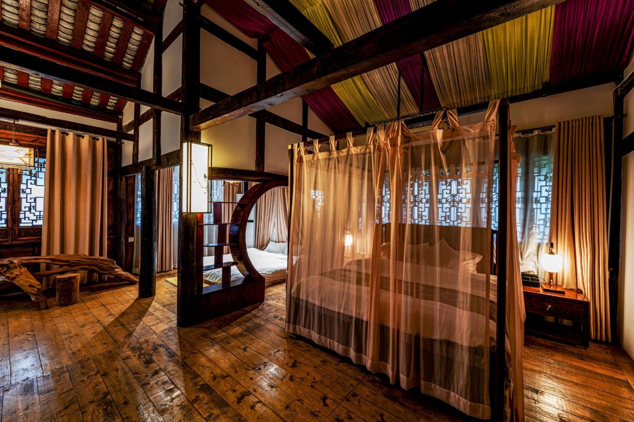 Fog tea manor inn Elegant Charm Family Room