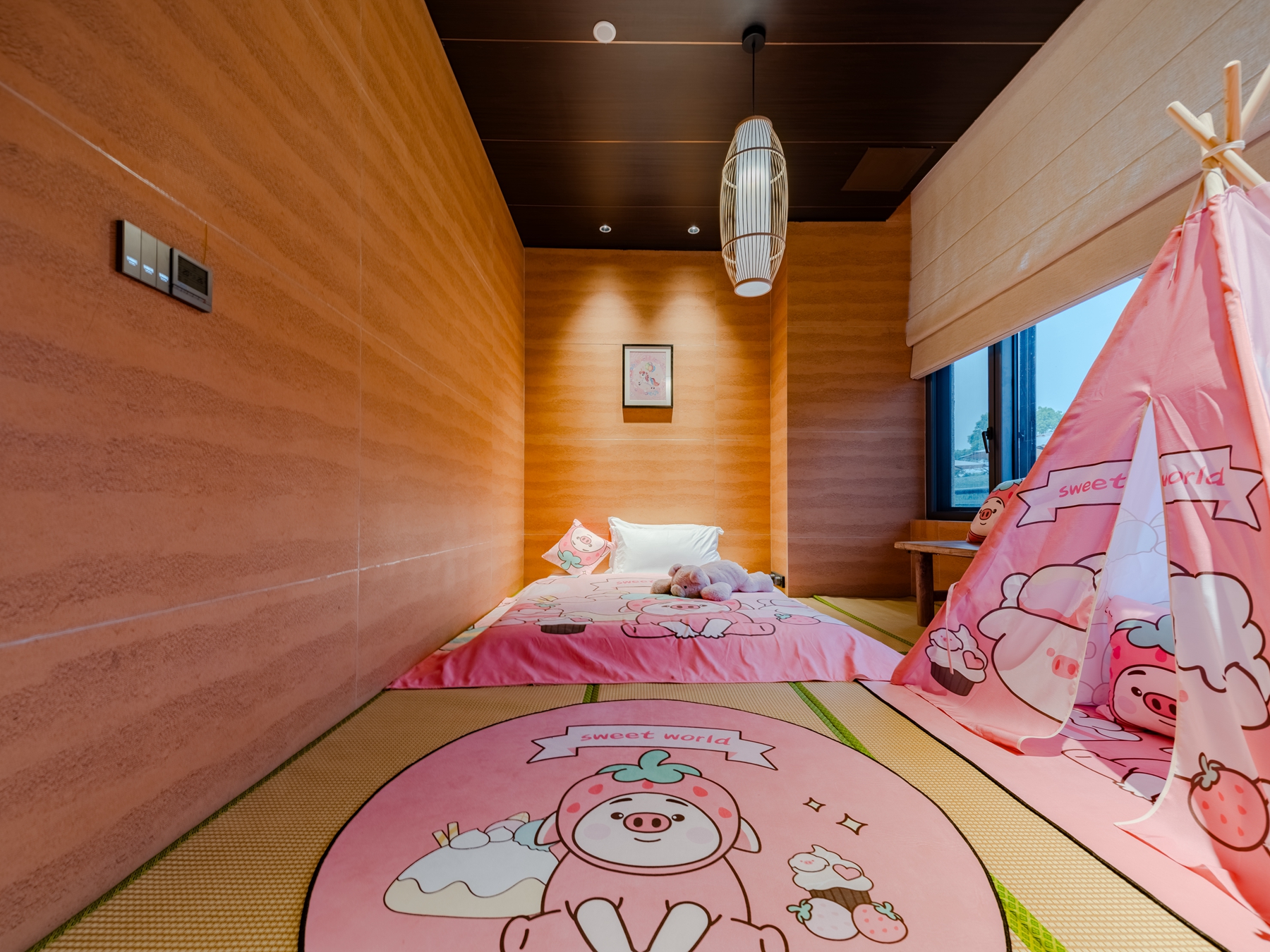 Zhenyao Ju Mountain-View Terrace Theme Family Room