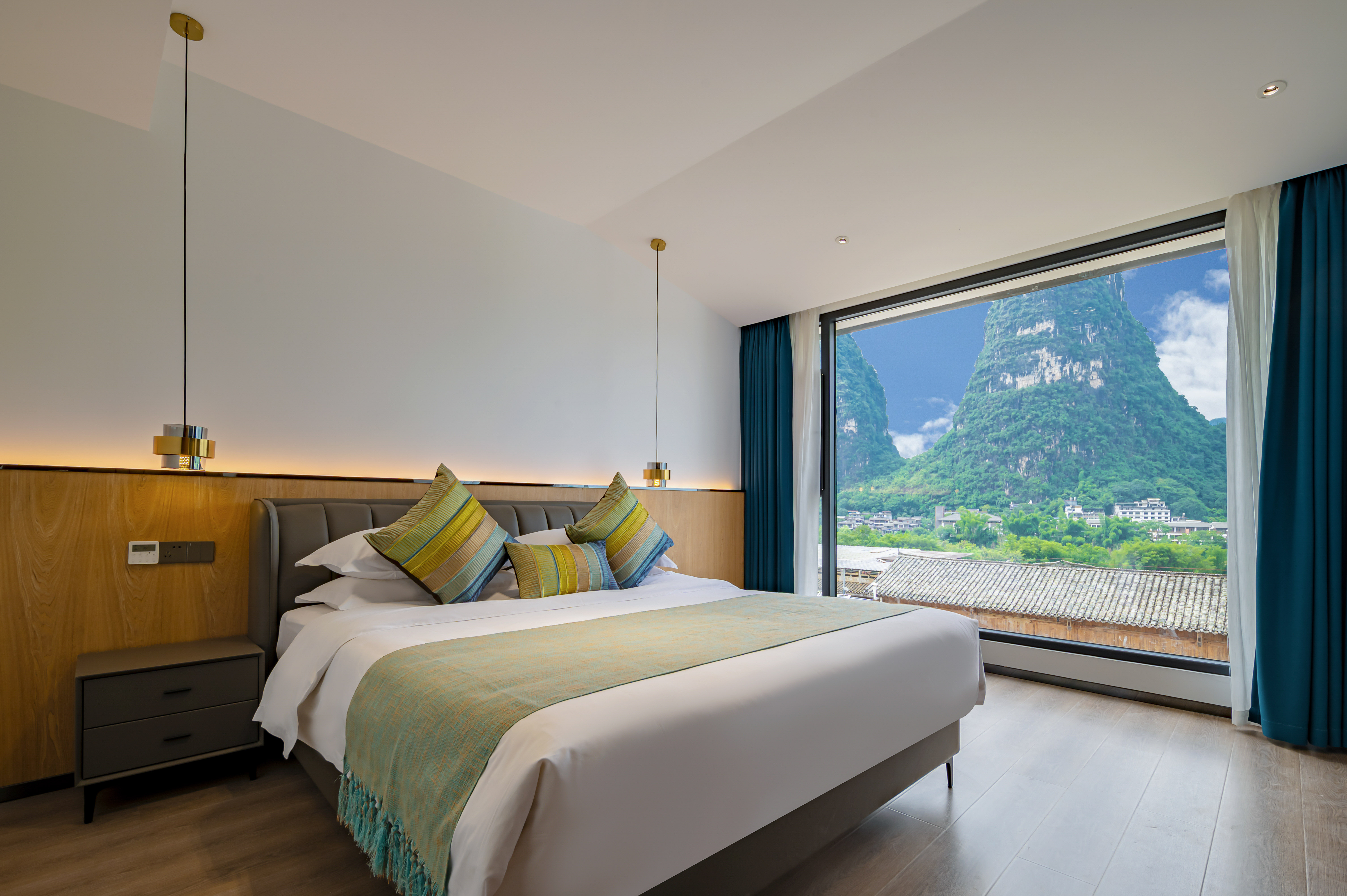 Picturesque Scenery 180 ° Scenic View Double Bed Room