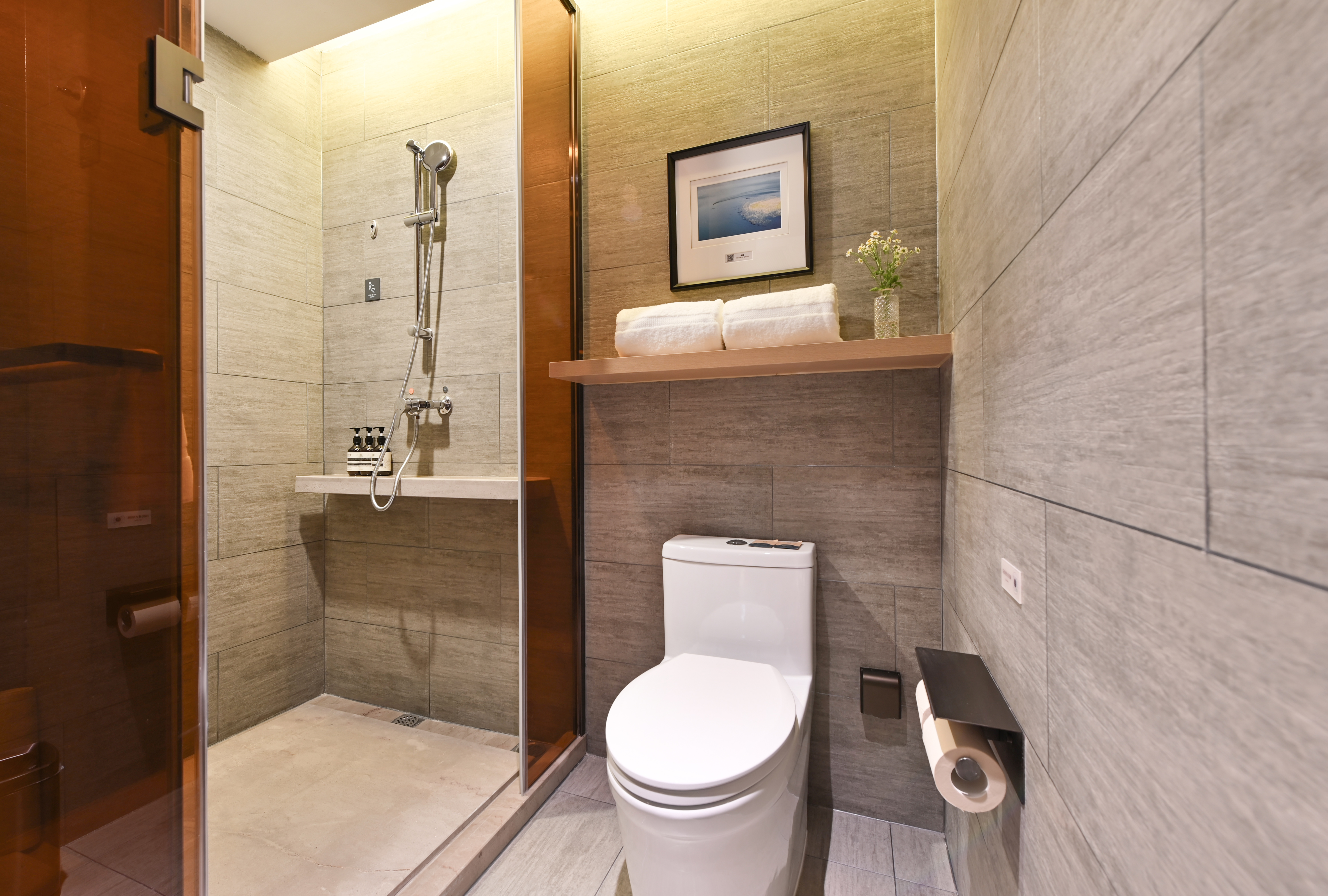 Jimu Double Bed Room (Mini Fridge + Bathrobe + Weighing Scale + Projection)