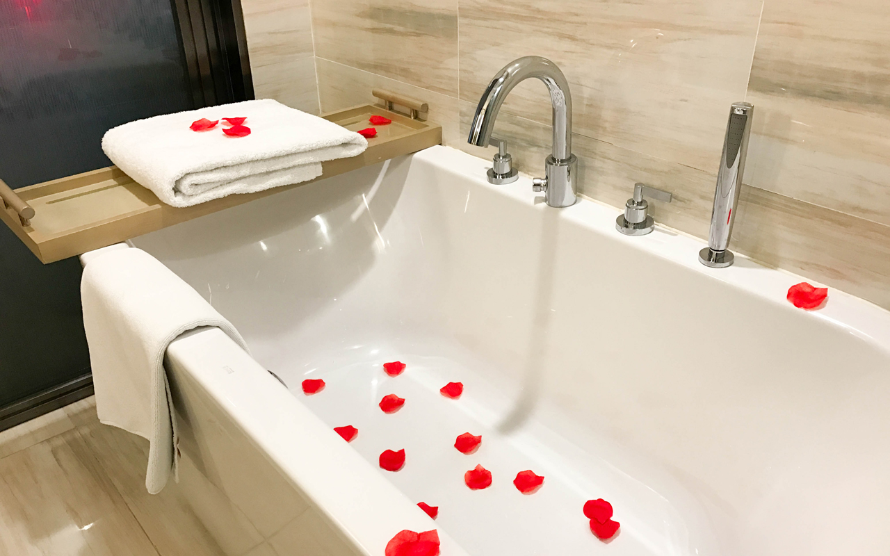 Superior Suite (Parlor + Tub)