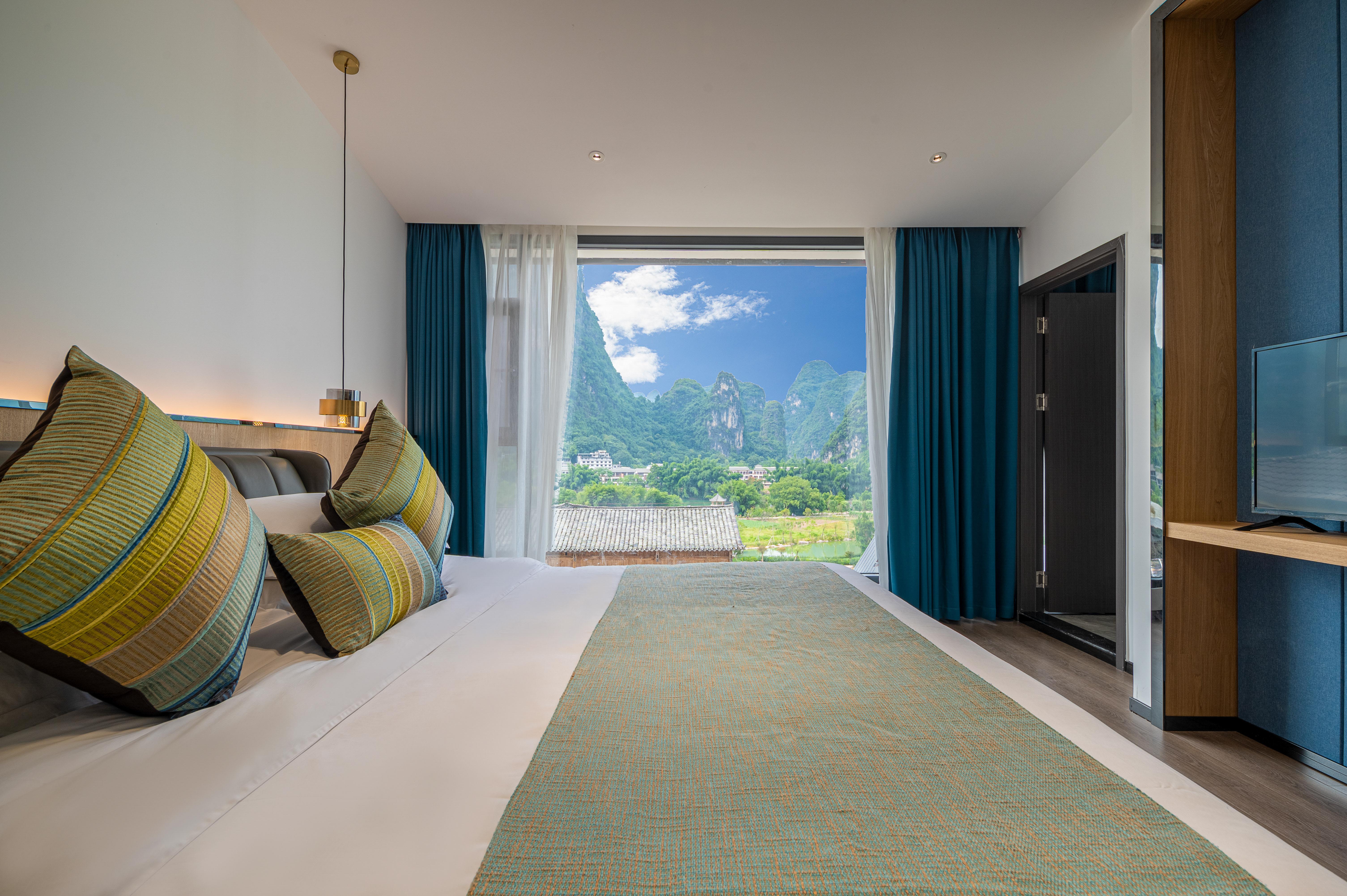 Picturesque Scenery 180 ° Scenic View Double Bed Room