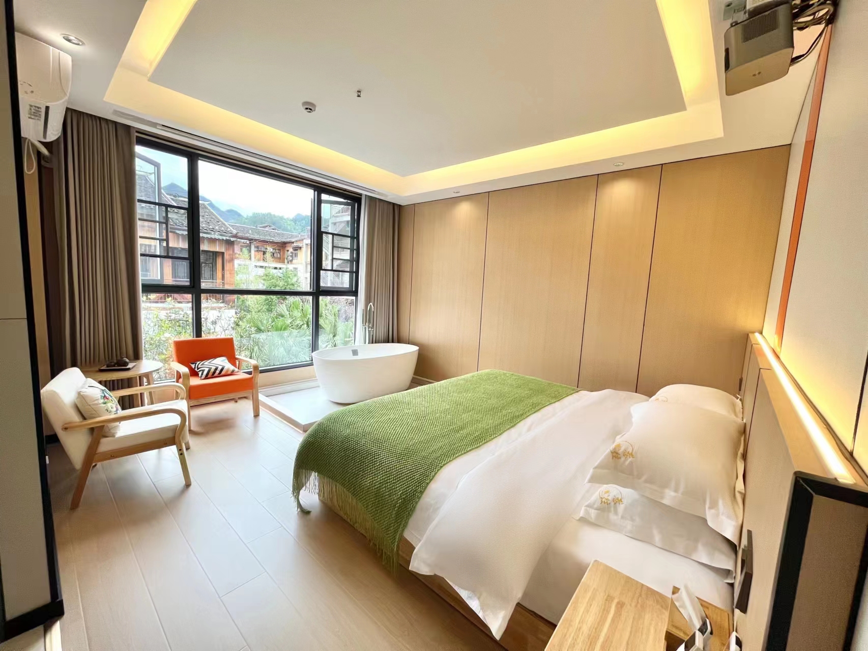 Zhi Huan Tub Double Bed Room With High-End Latex Mattress + Smart Toilet + 100-Inch Projector Av