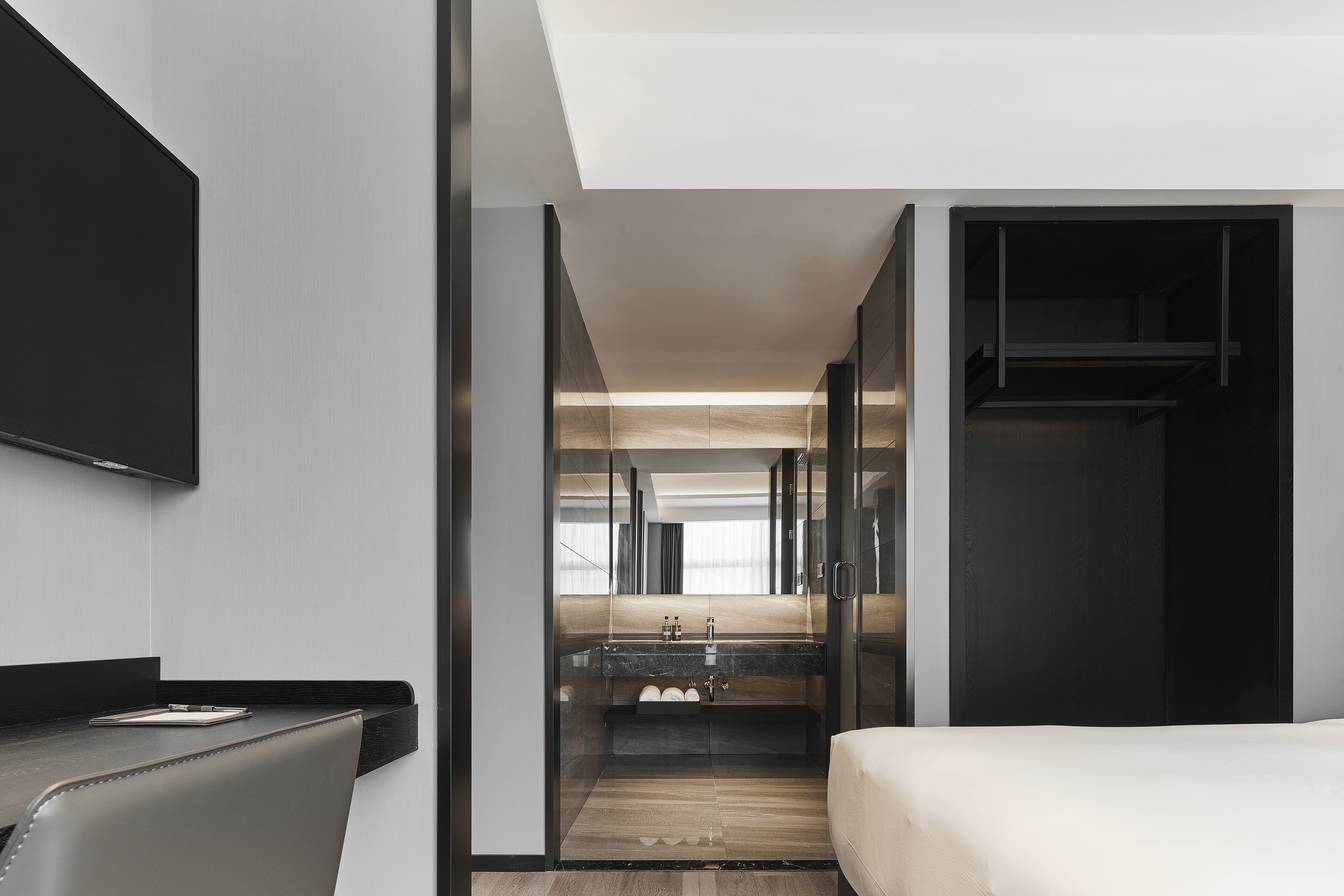 Independent Twin Bedroom Family Suite (Two Separate Bedrooms + Twin Beds Three Beds + Smart Guest Control + Extra-Large Space)