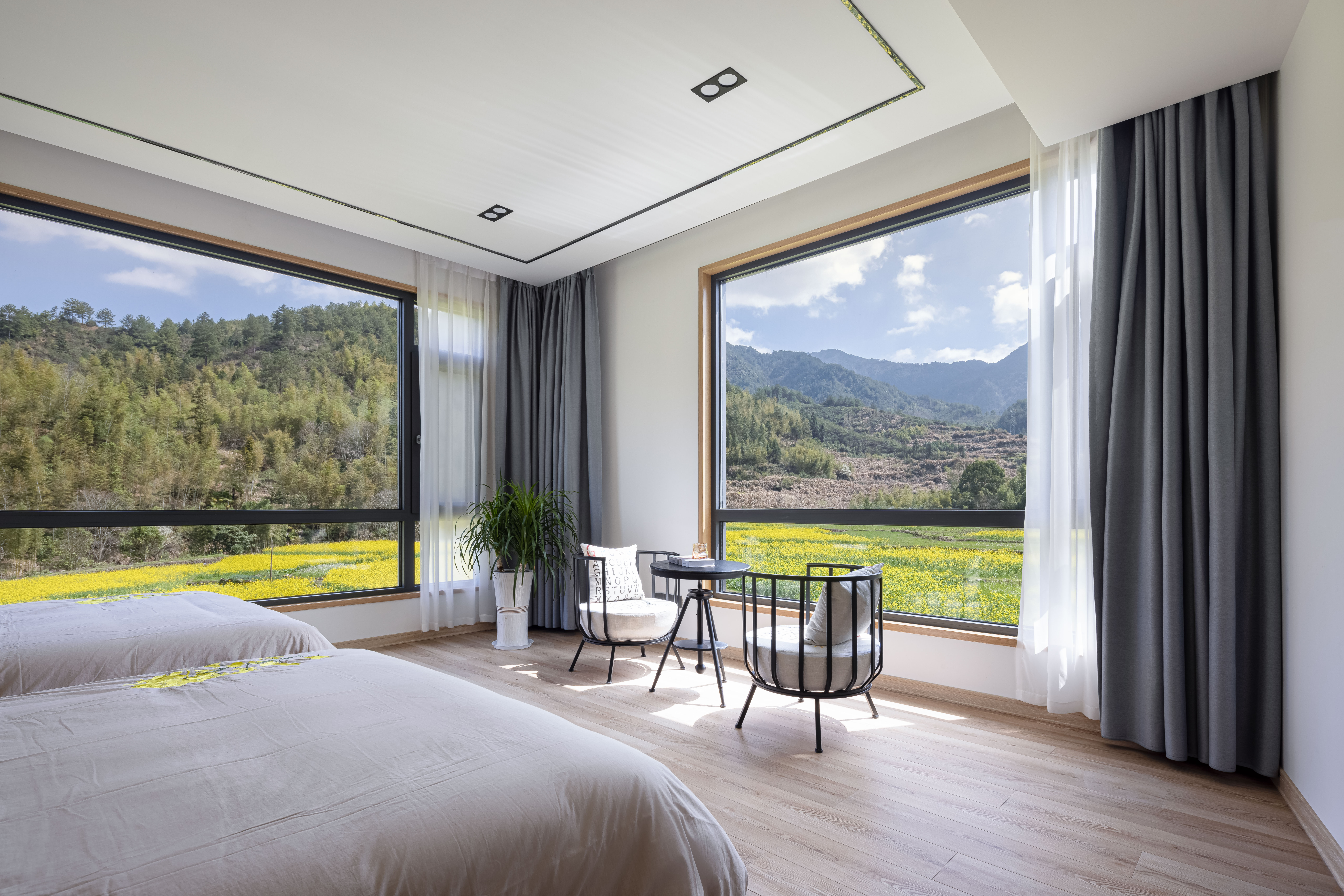 Si Yuan Scenic Twin Room With 180 ° View, Large Screen Projection, And View Of Canola Flowers From Bed