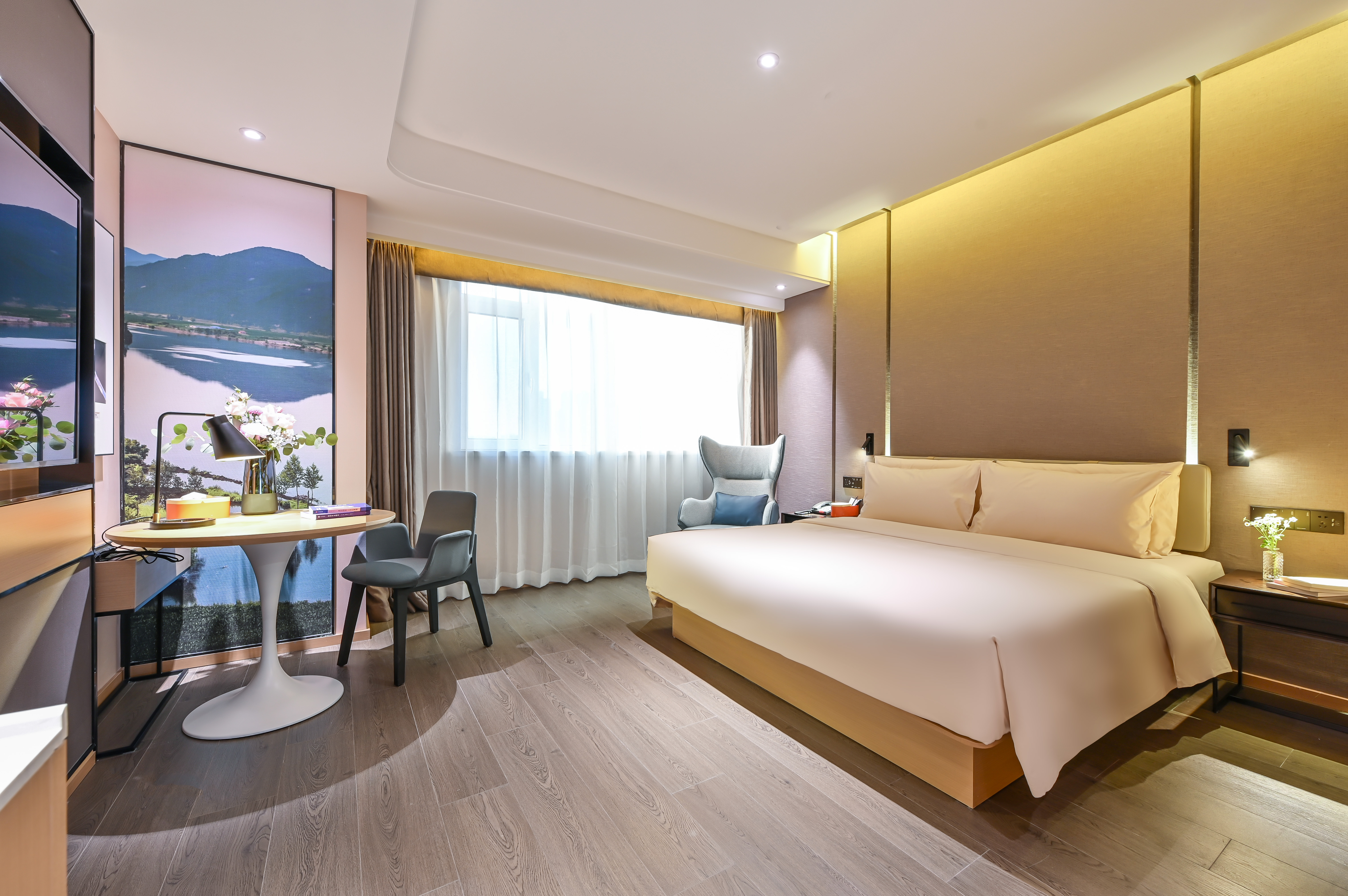 Elegant Double Bed Room (Mobile Screen Casting)