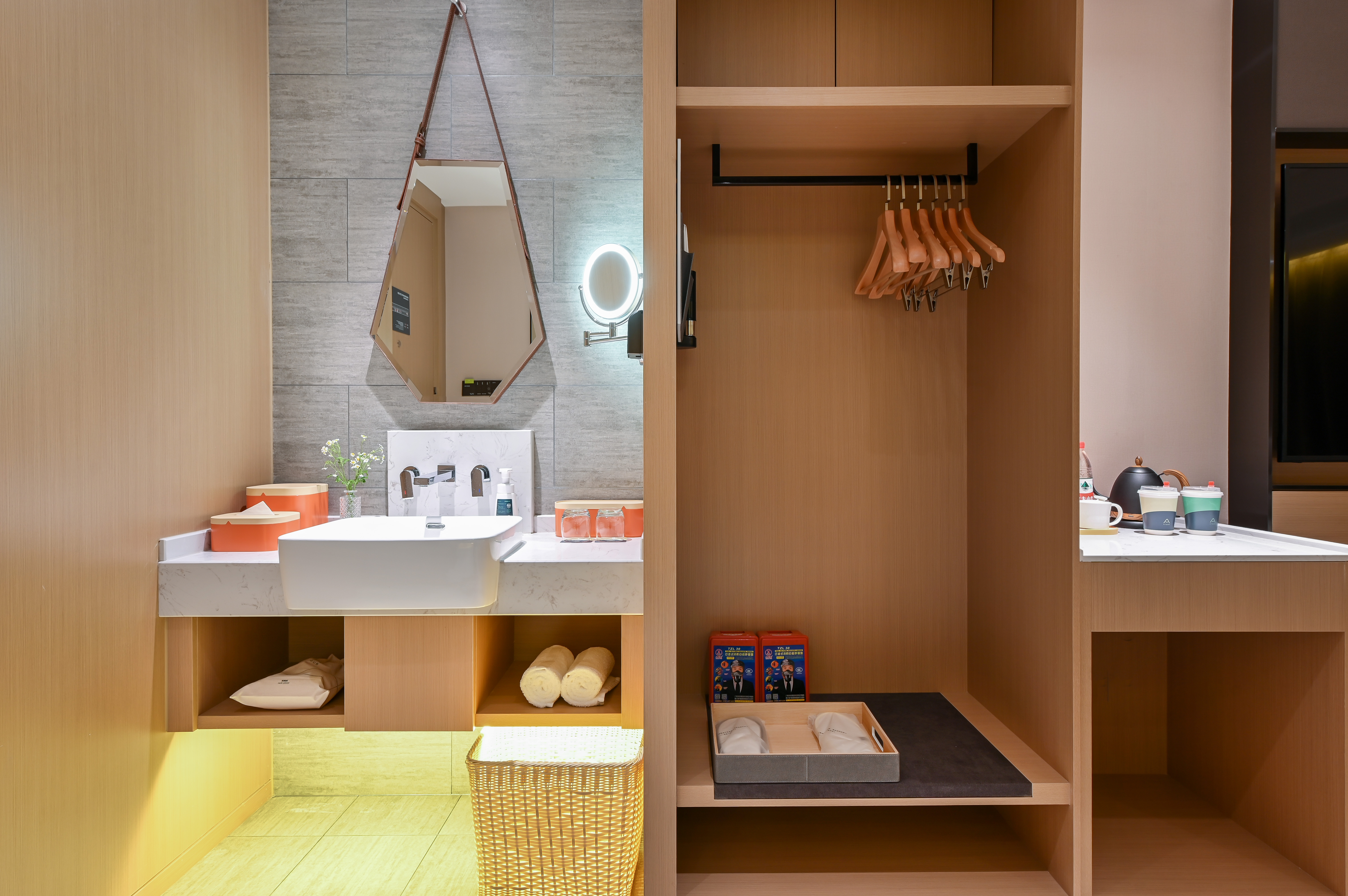 Elegant Double Bed Room (Mobile Screen Casting)