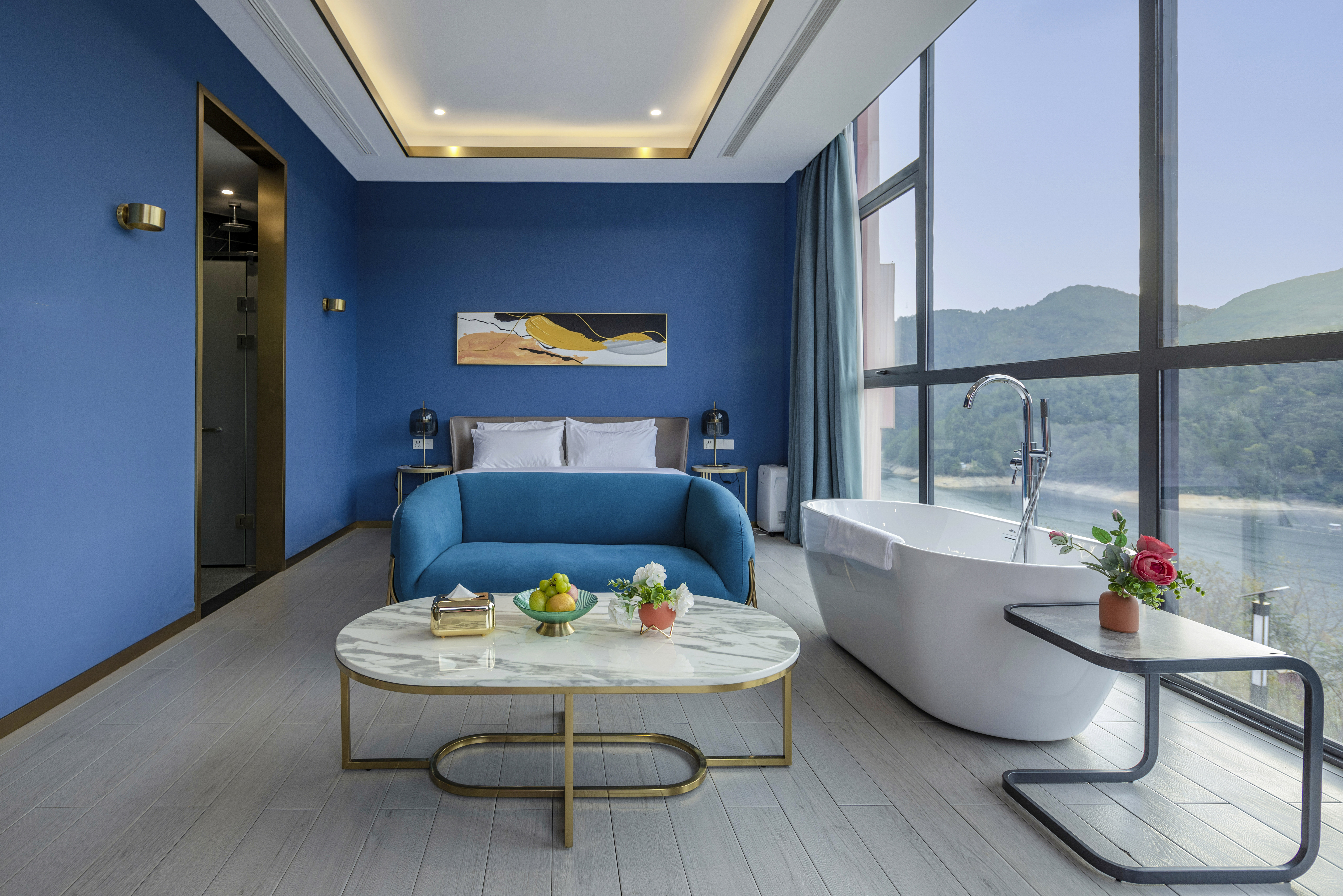 Viscount Deluxe Lake-View Double Bed Room