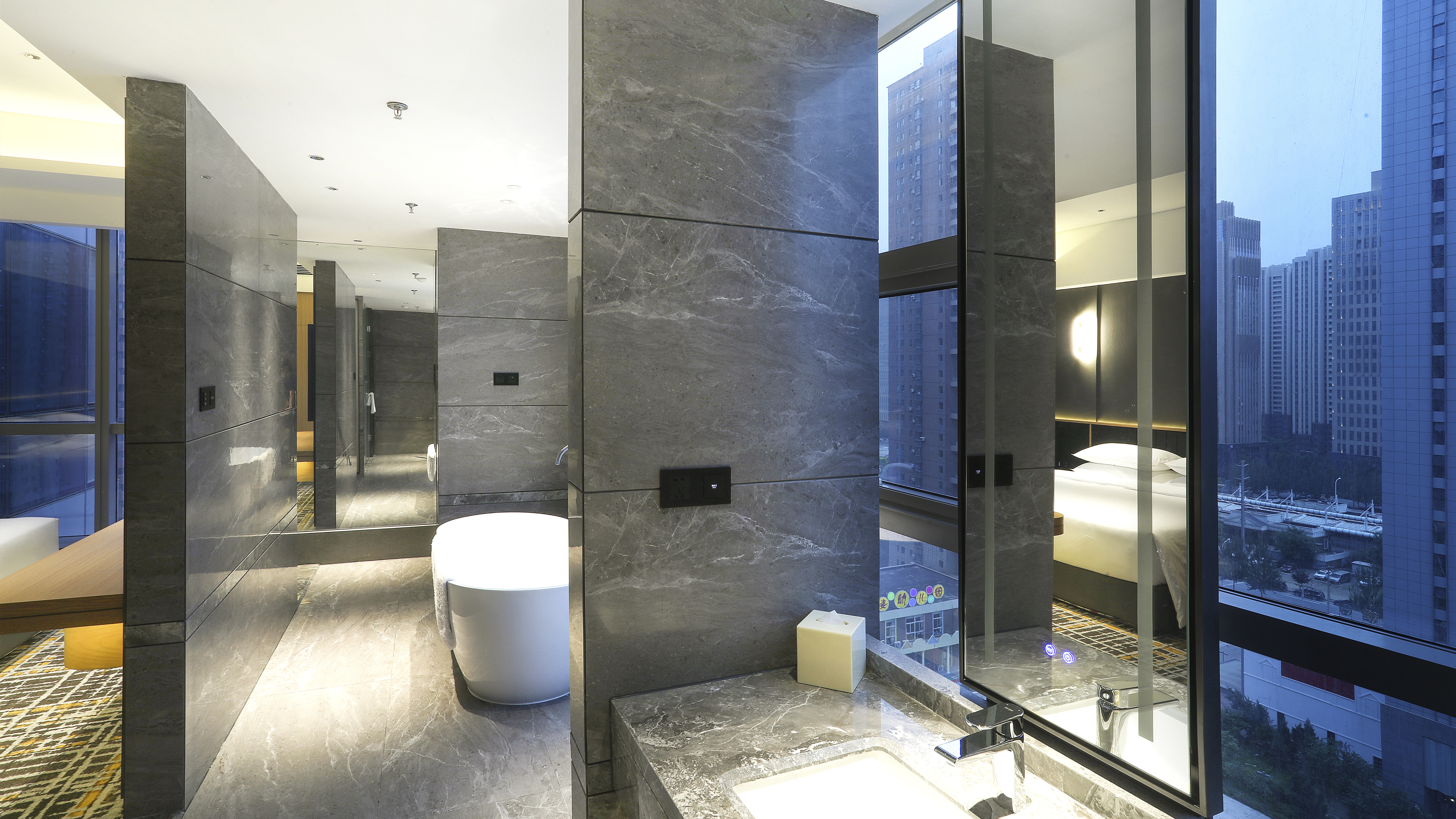 Photogenic Holz Suite (Cozy Private Time, Romantic Bathtub + Extra-Large Space + Separate Wet And Dry Dual Bathrooms)