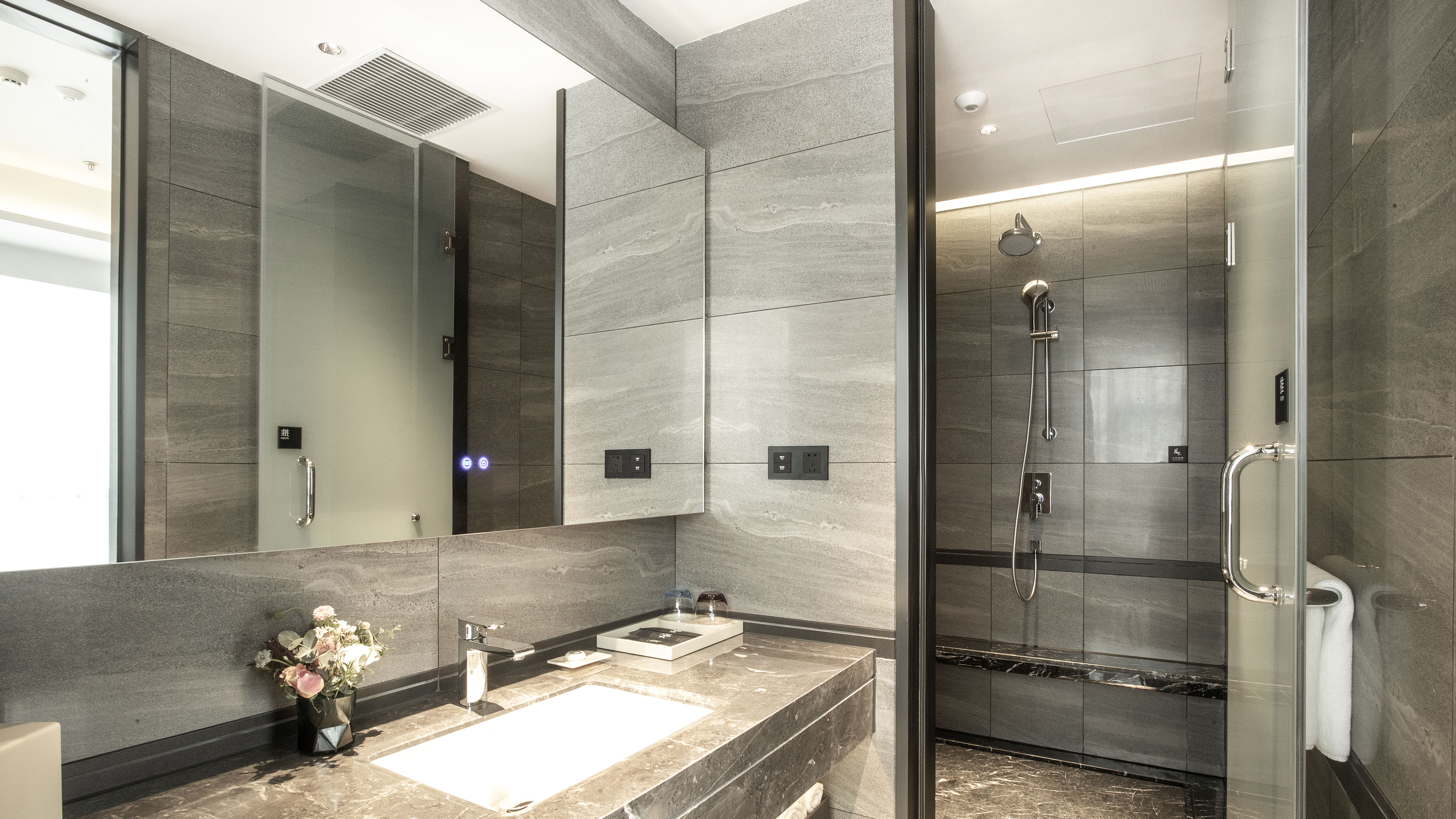 Independent Twin Bedroom Family Suite (Two Separate Bedrooms + Twin Beds Three Beds + Smart Guest Control + Extra-Large Space)