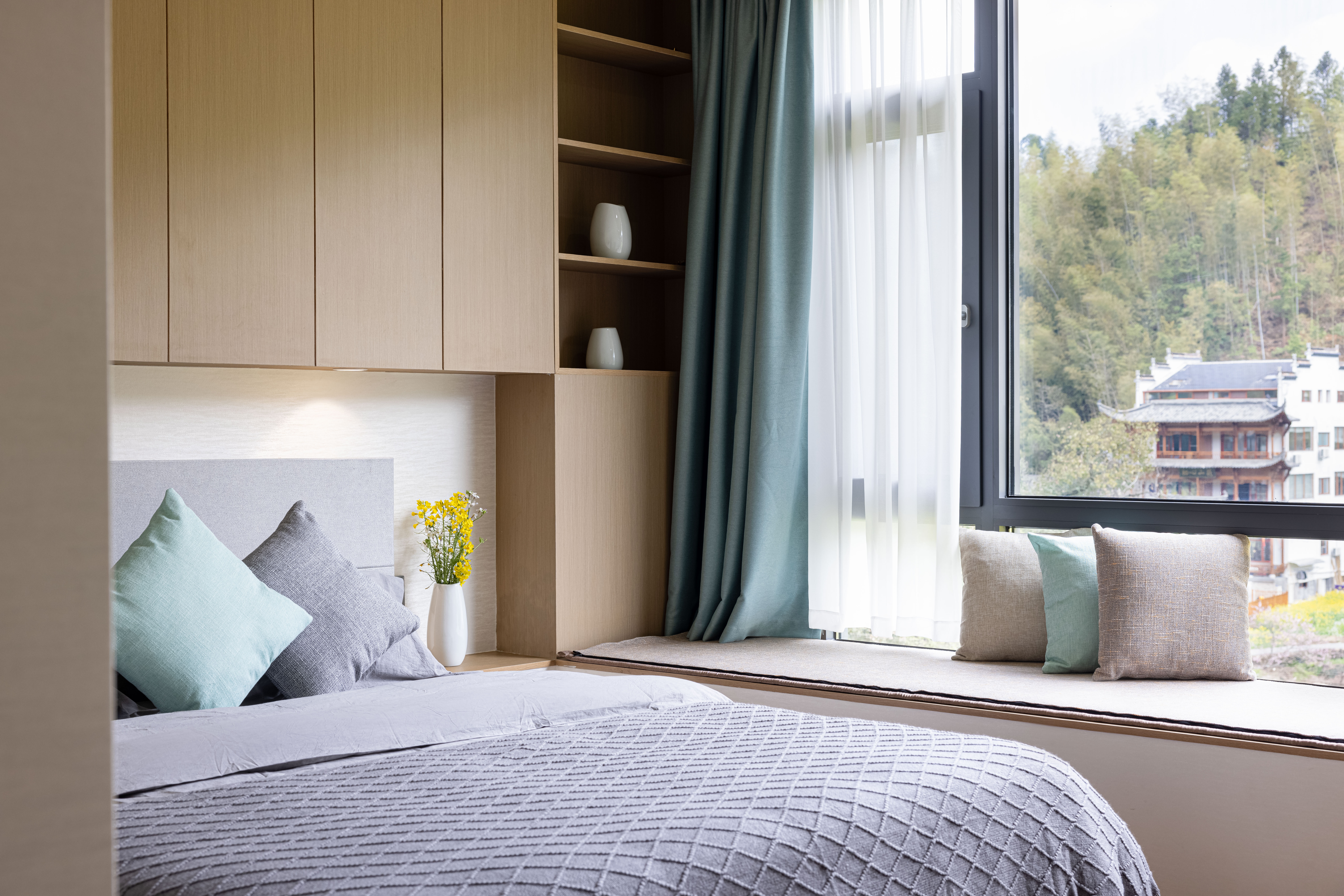 Chen Xi Scenic Double Bed Room With Smart Toilet, Central Air Conditioning, And View Of Canola Flowers From Bed