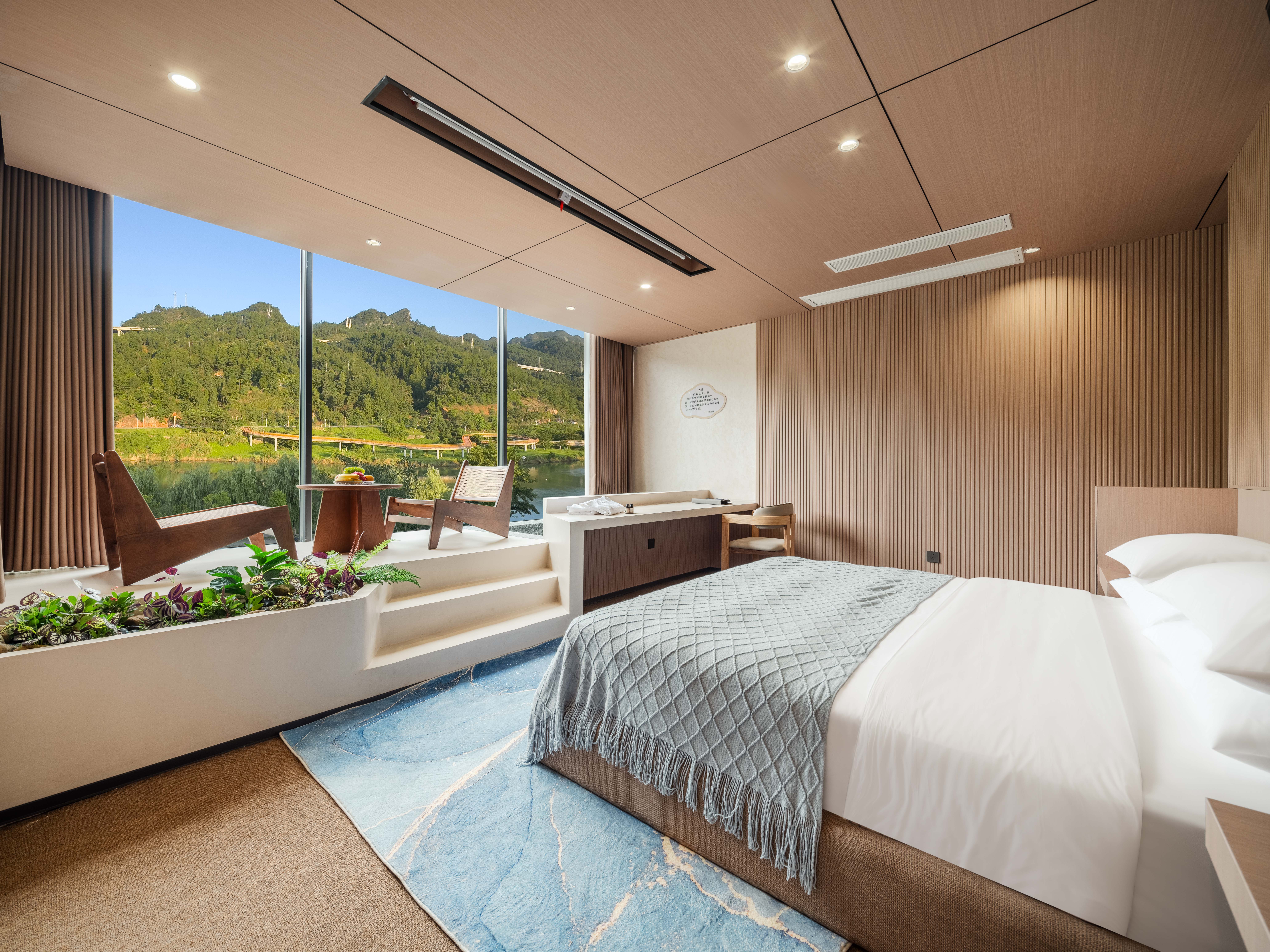 270 ° Riverside Panoramic Qinghuan Double Bed Room With Private Tub, Large Screen Projection, And Smart Home