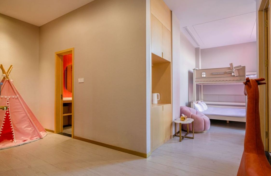 Royal Highness Family Room