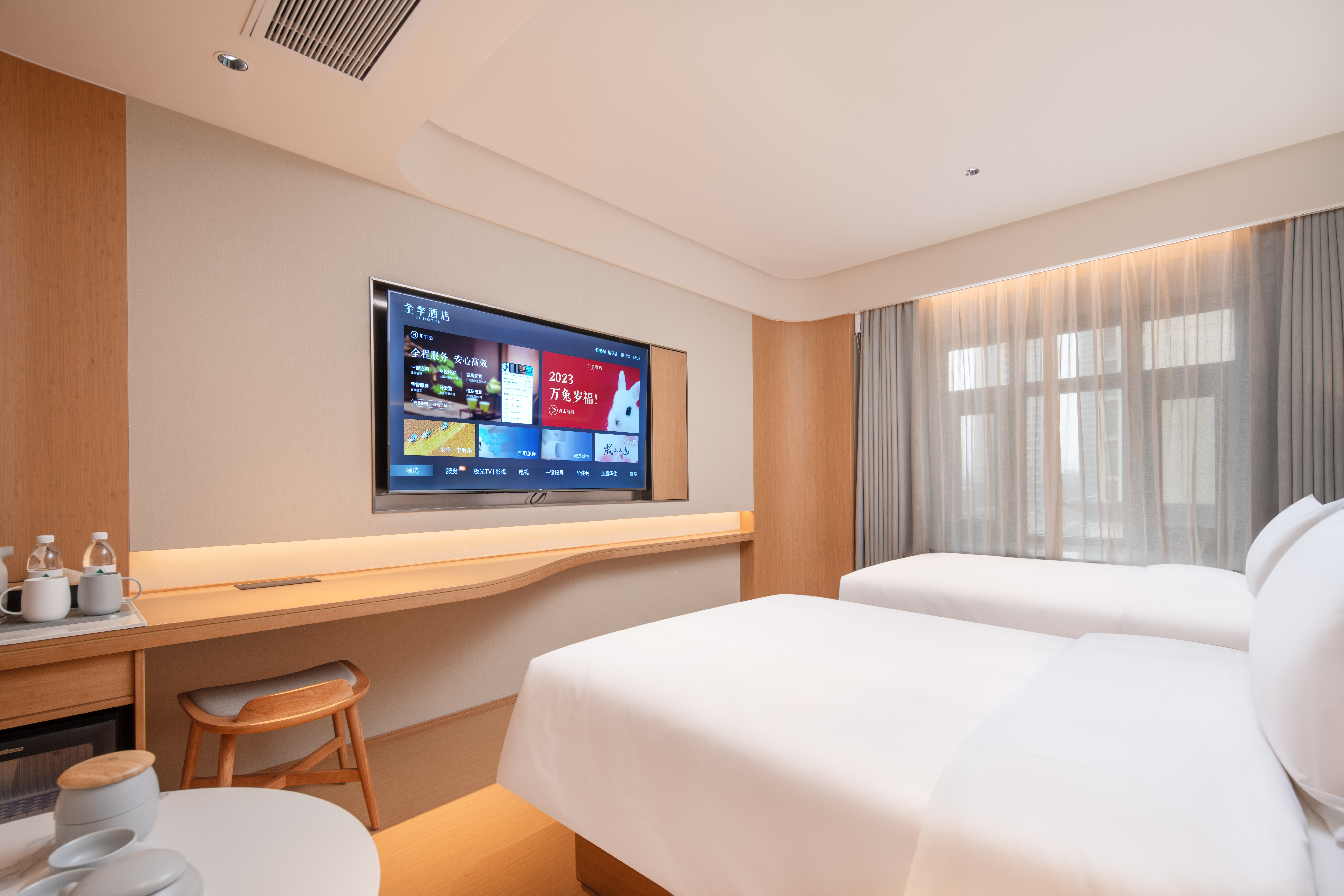 高级双床房【赠品+商务办公桌+65寸电视投屏+小冰箱】