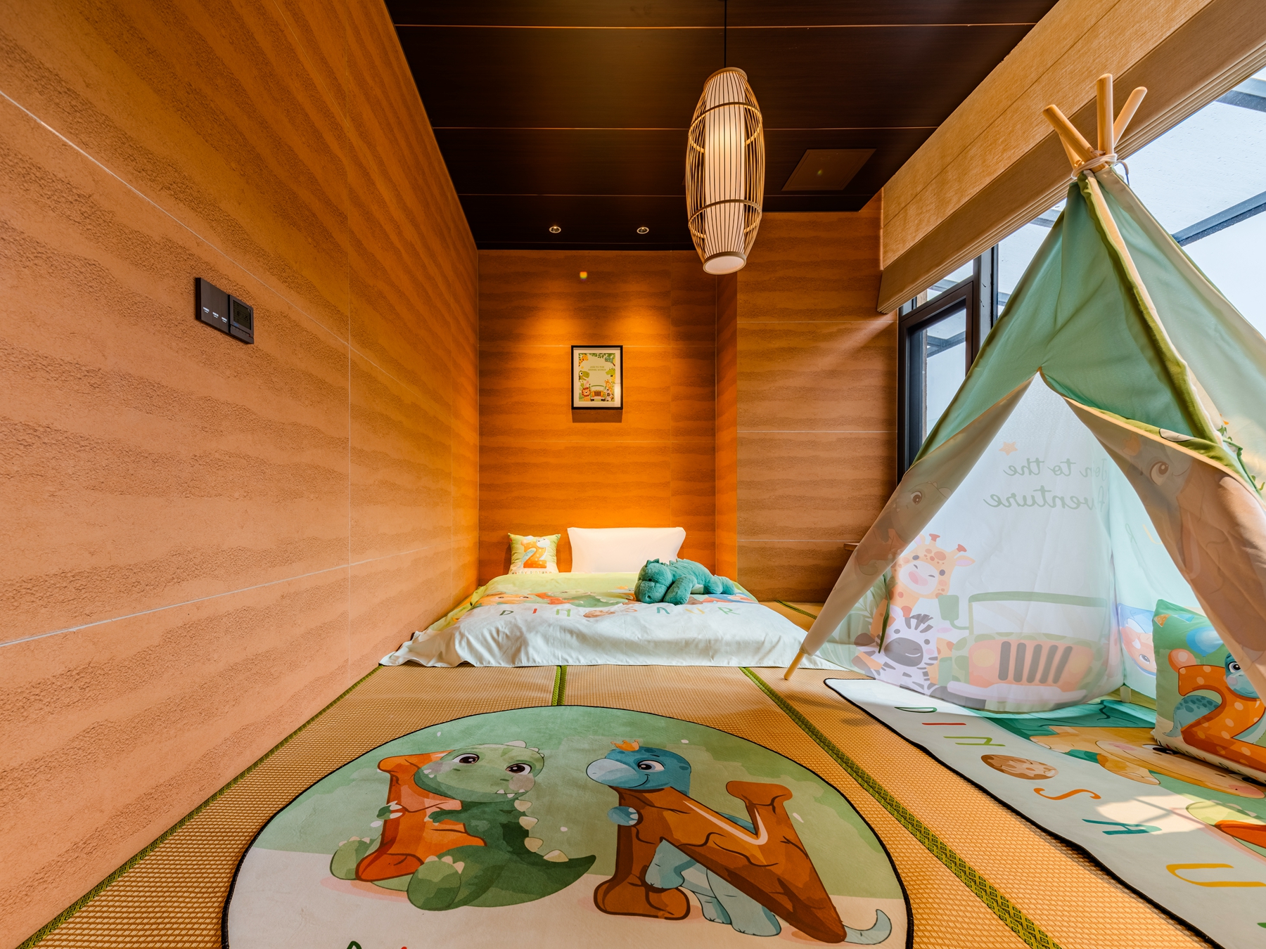 Zhenyao Ju Mountain-View Terrace Theme Family Room