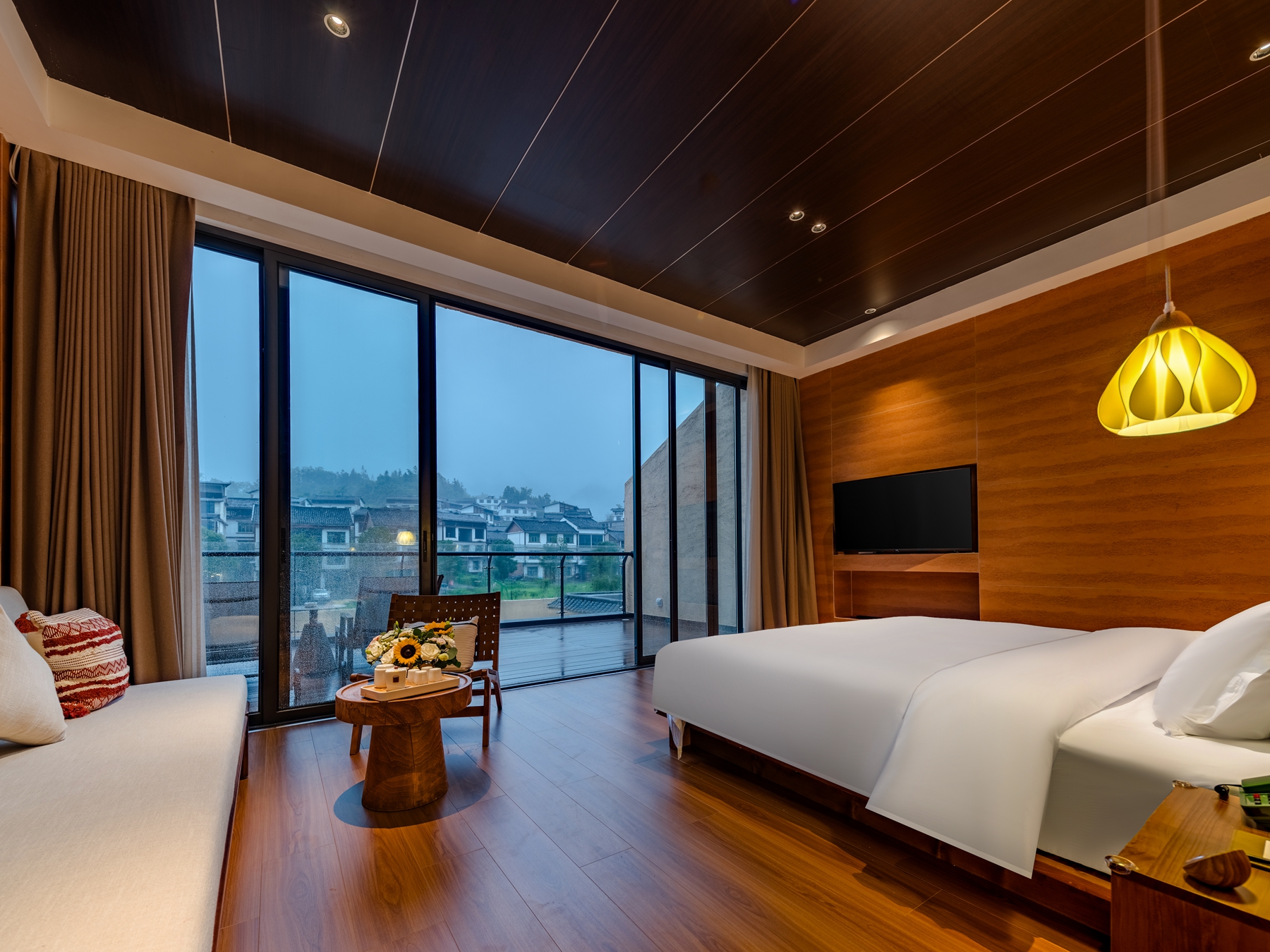 Zhenyao Ju Mountain-View Terrace Theme Family Room