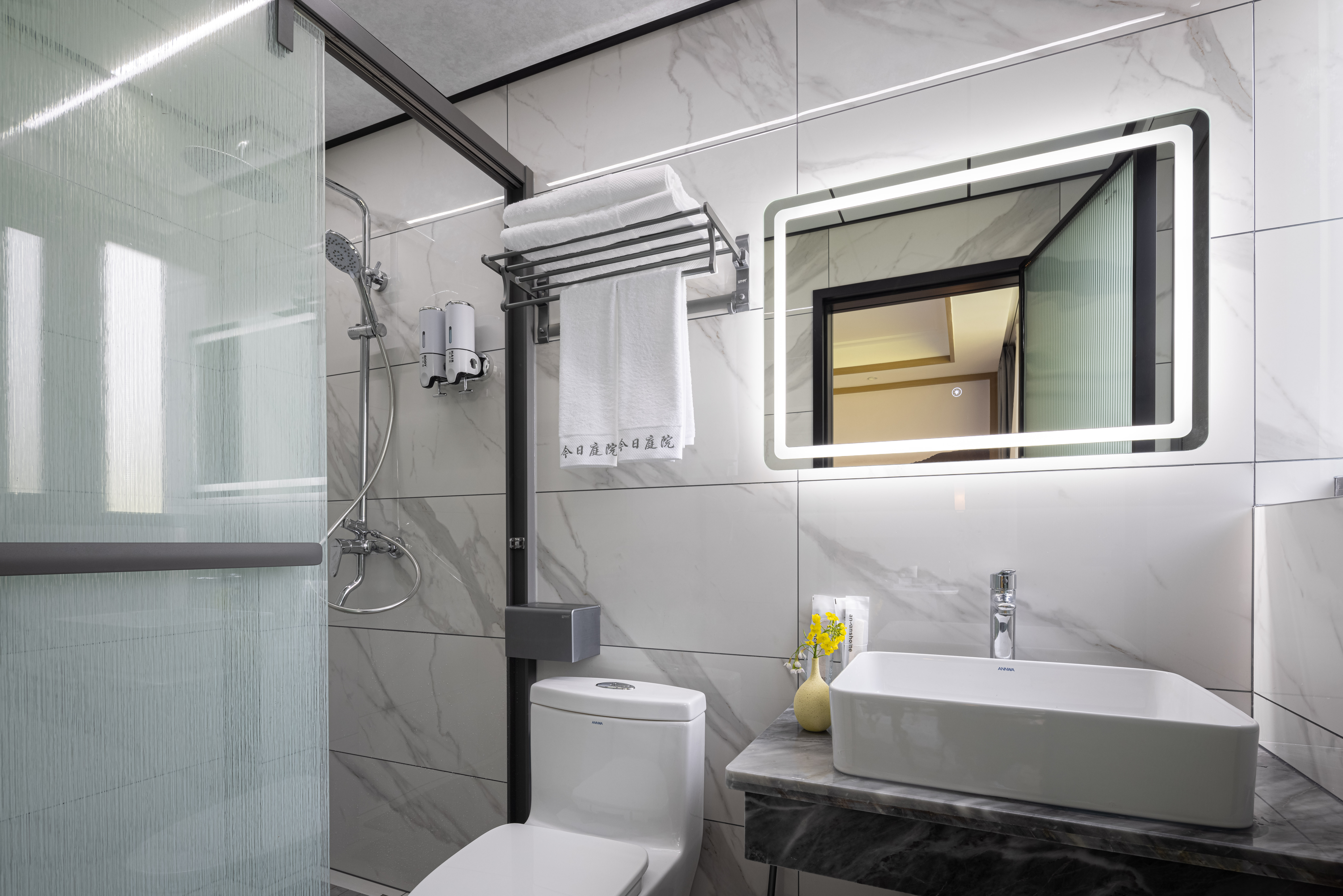 Qing Feng Pastoral Twin Room With View Of Canola Flowers From Bed