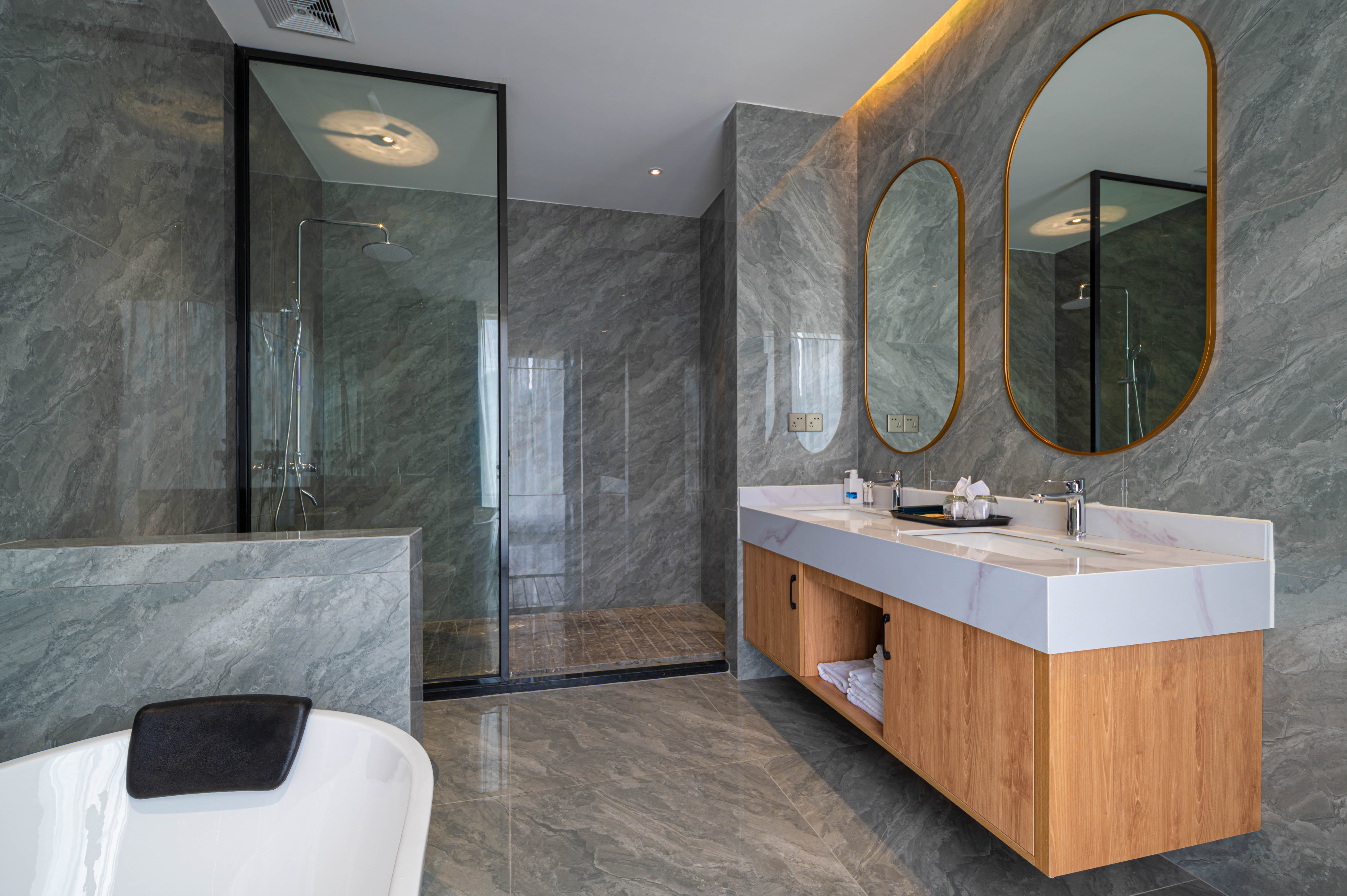 Picturesque Scenery 180 ° Scenic View Double Bed Room