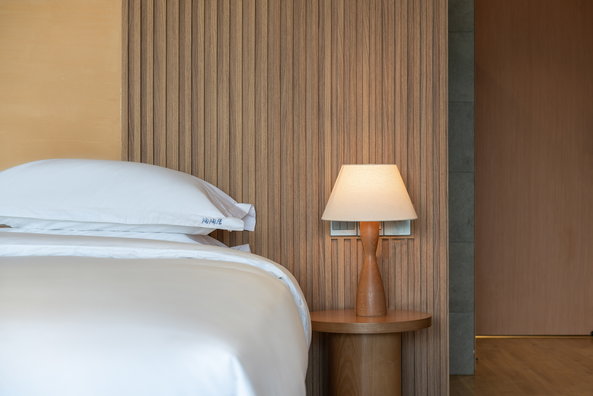 Luxury Quality Deluxe Double Bed Room (Balcony, Tub)