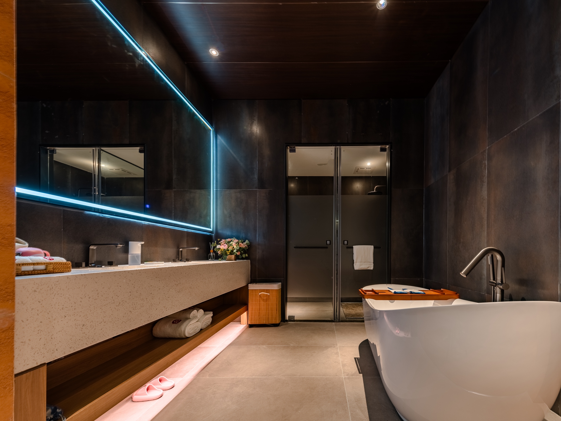 Zhenyao Ju Mountain-View Terrace Theme Family Room