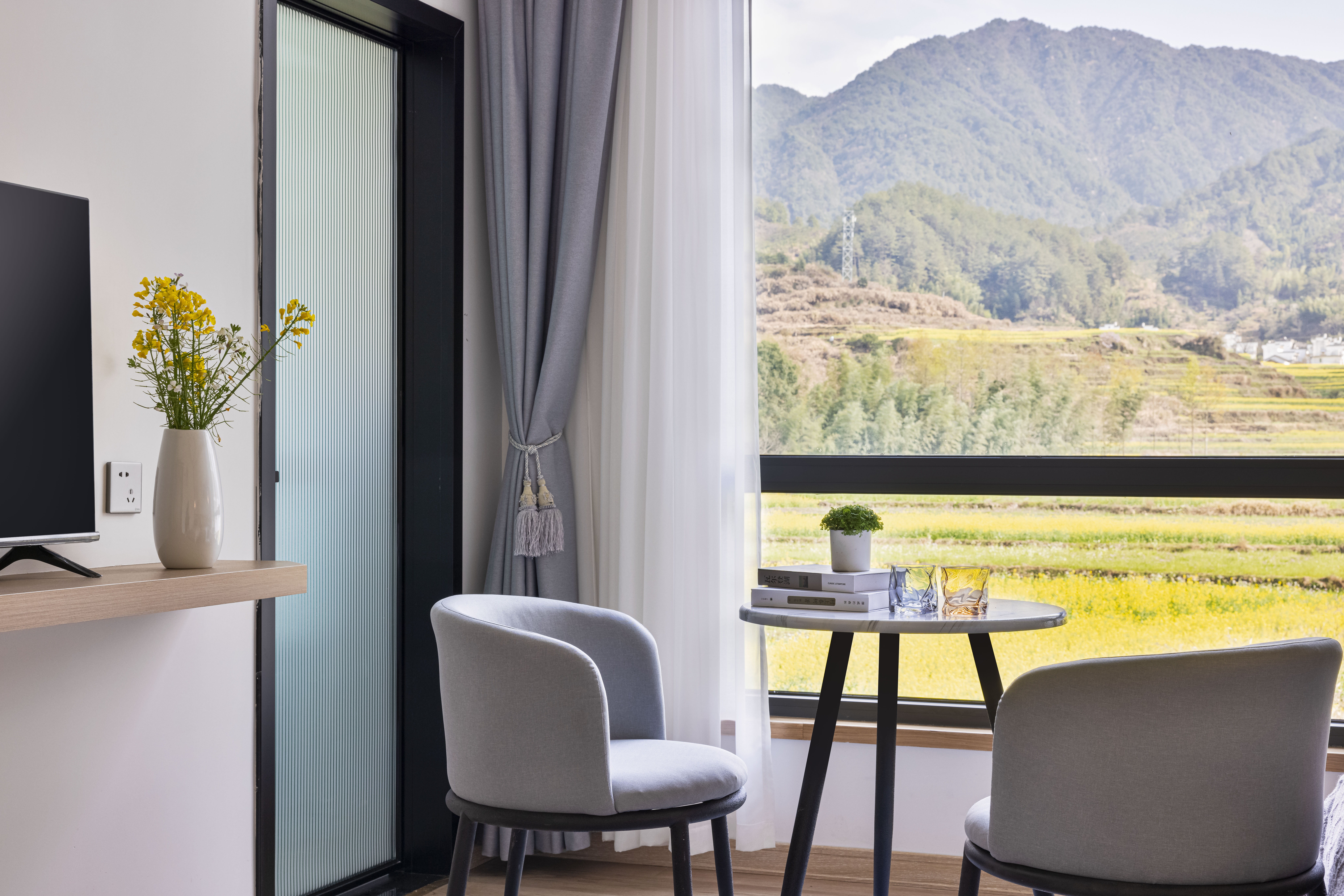 Qing Feng Pastoral Twin Room With View Of Canola Flowers From Bed