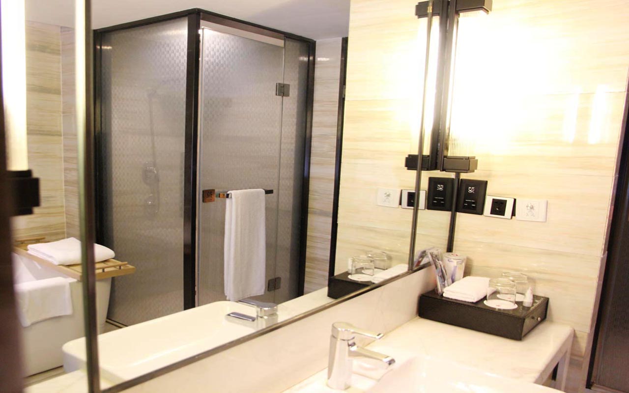 Superior Suite (Parlor + Tub)