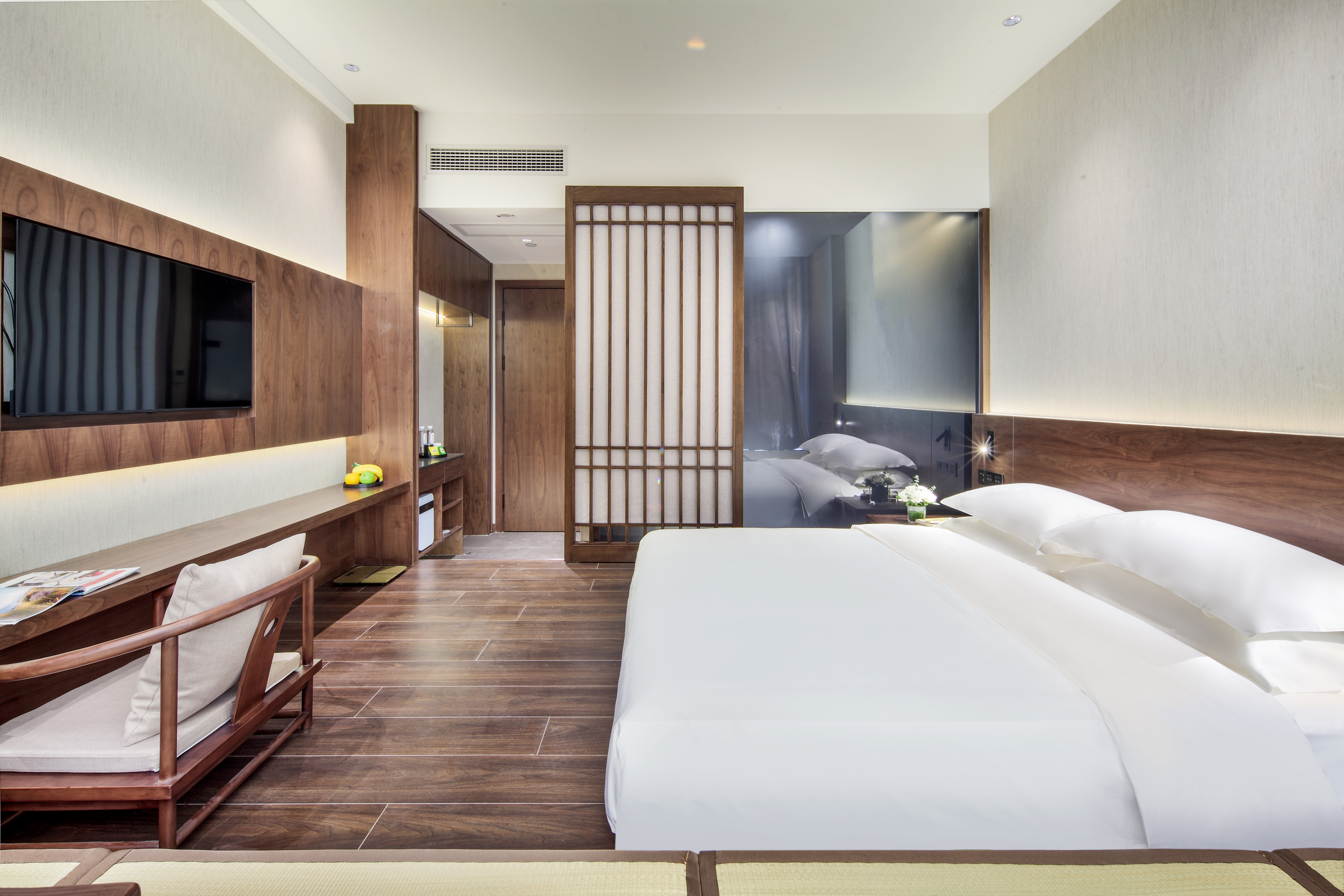 江畔榕荫大床房+超大落地玻璃窗+禅意茶台