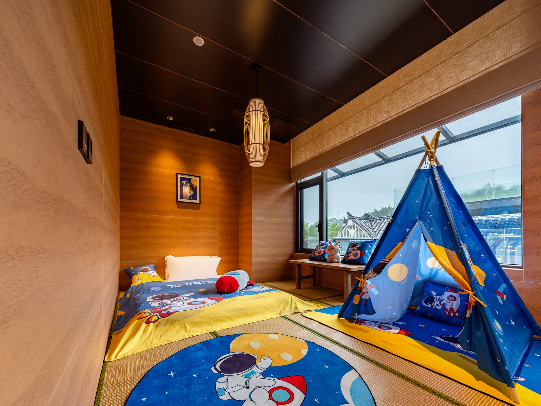 Zhenyao Ju Mountain-View Terrace Theme Family Room