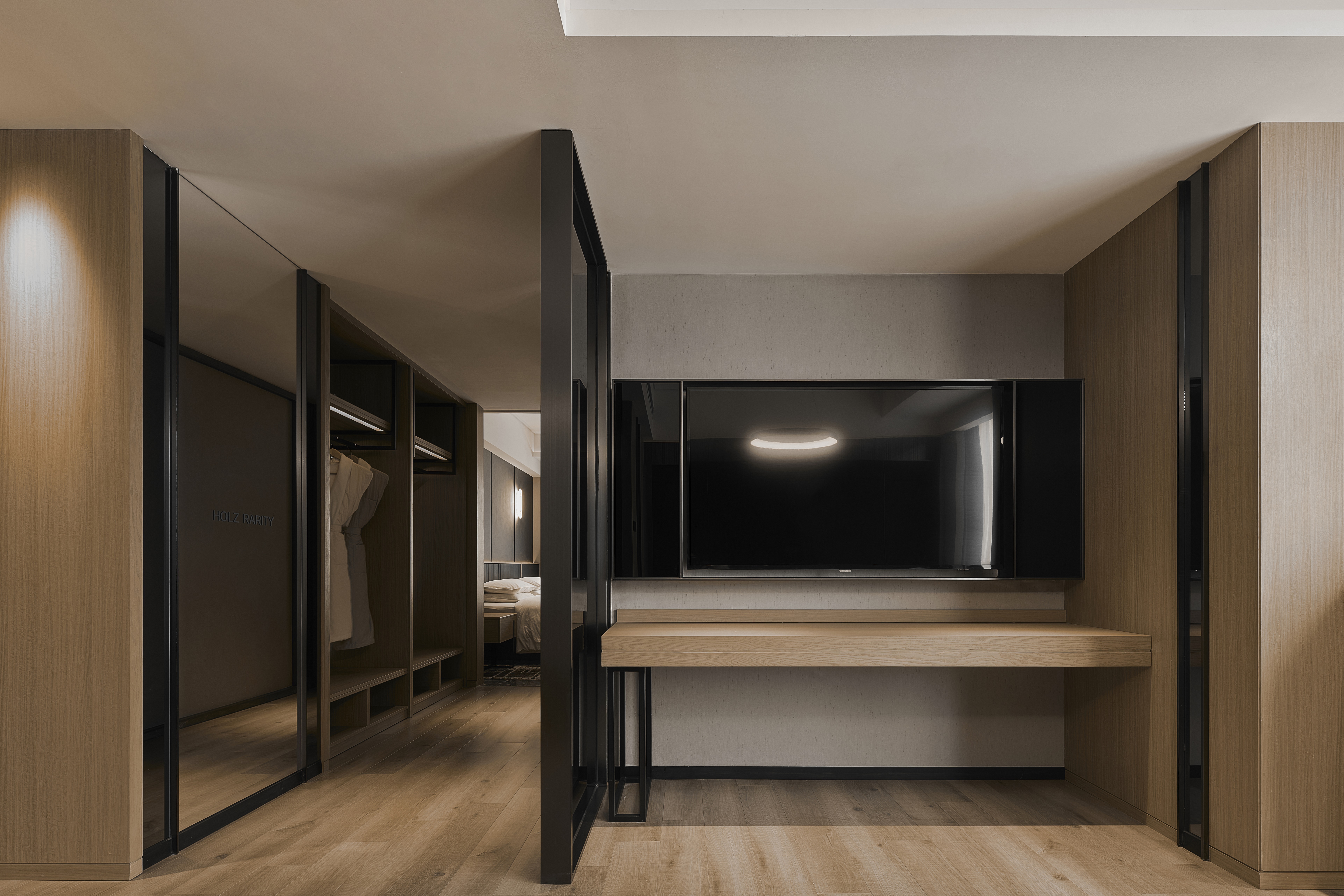 Photogenic Holz Suite (Cozy Private Time, Romantic Bathtub + Extra-Large Space + Separate Wet And Dry Dual Bathrooms)