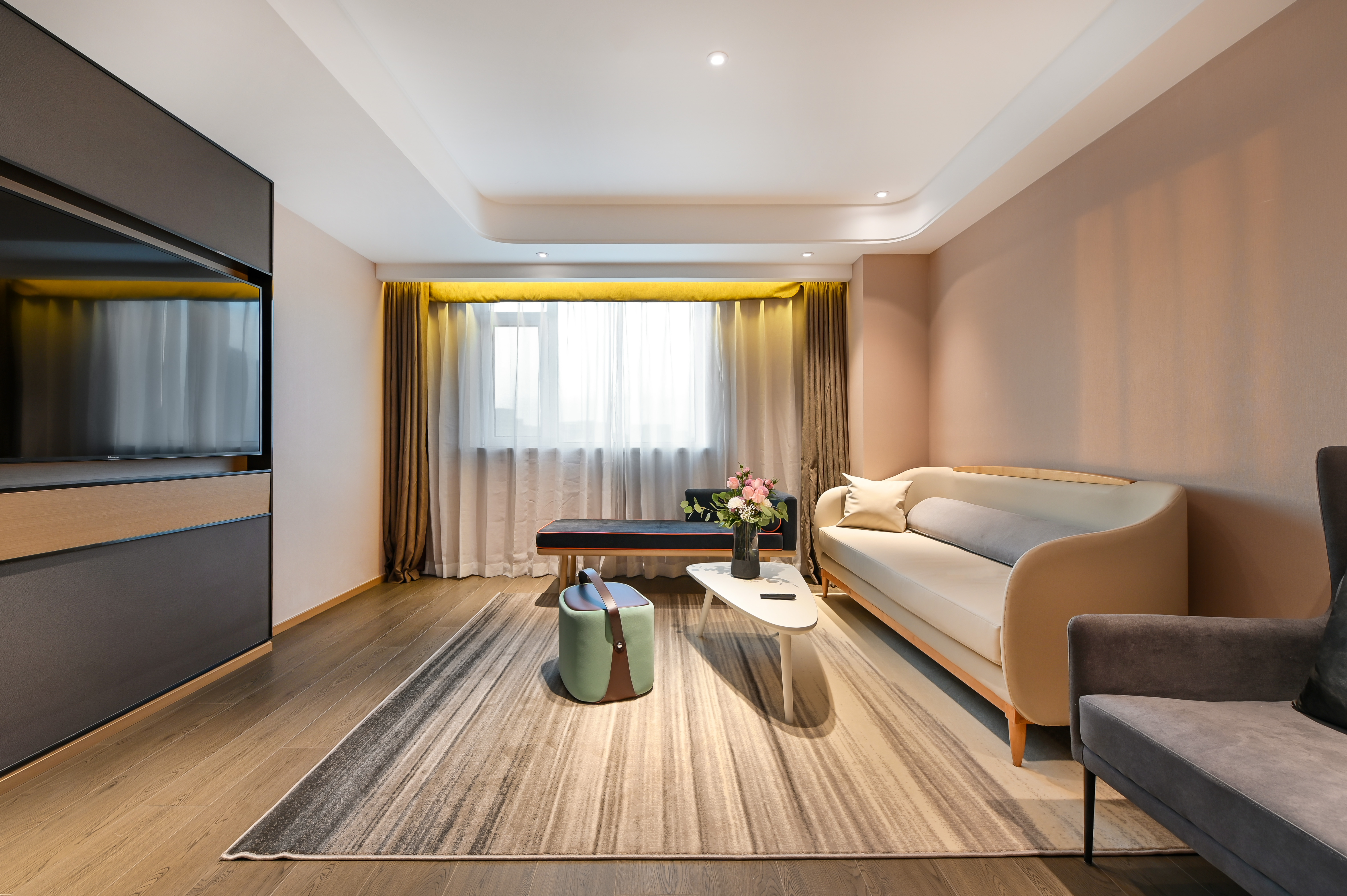 Superior Suite (Small Living Room + Mini Fridge + Tv Projection)