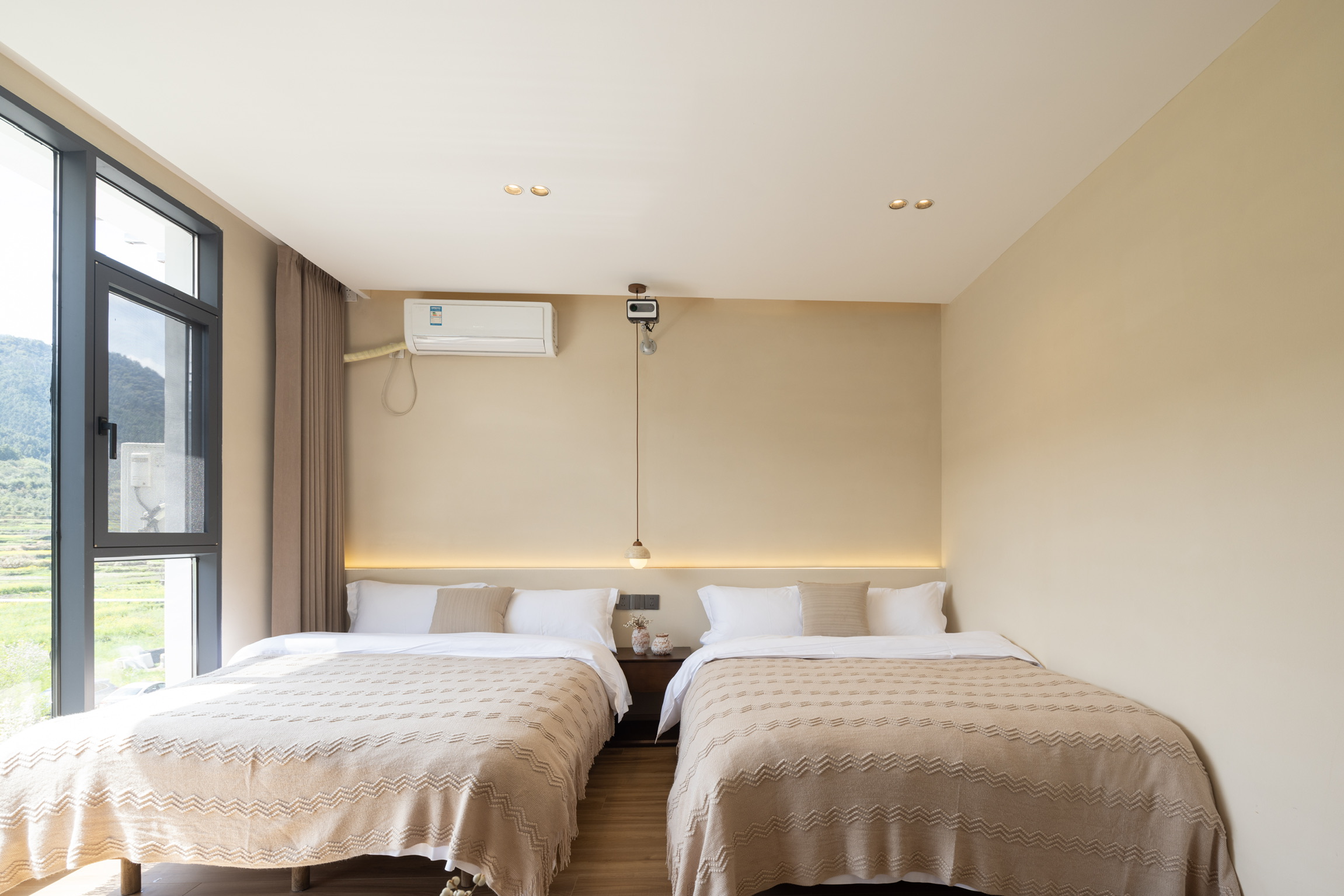 山景家庭房·超大觀景玻璃·百寸投影·零壓床墊