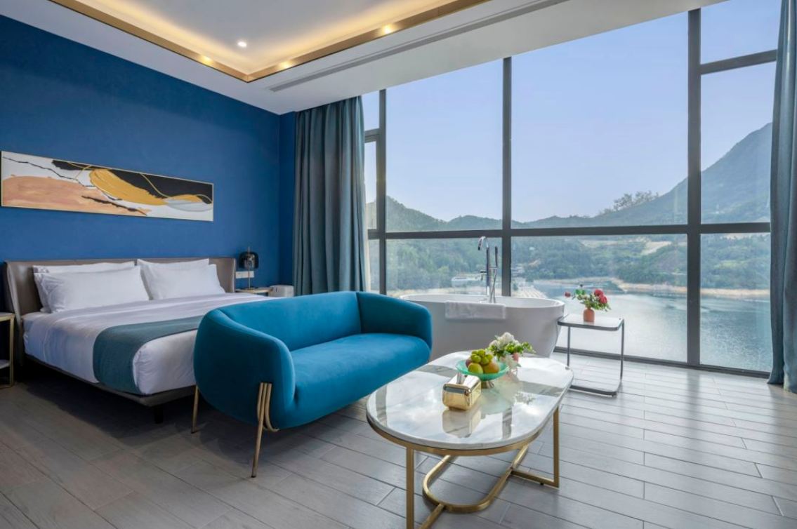 Viscount Deluxe Lake-View Double Bed Room