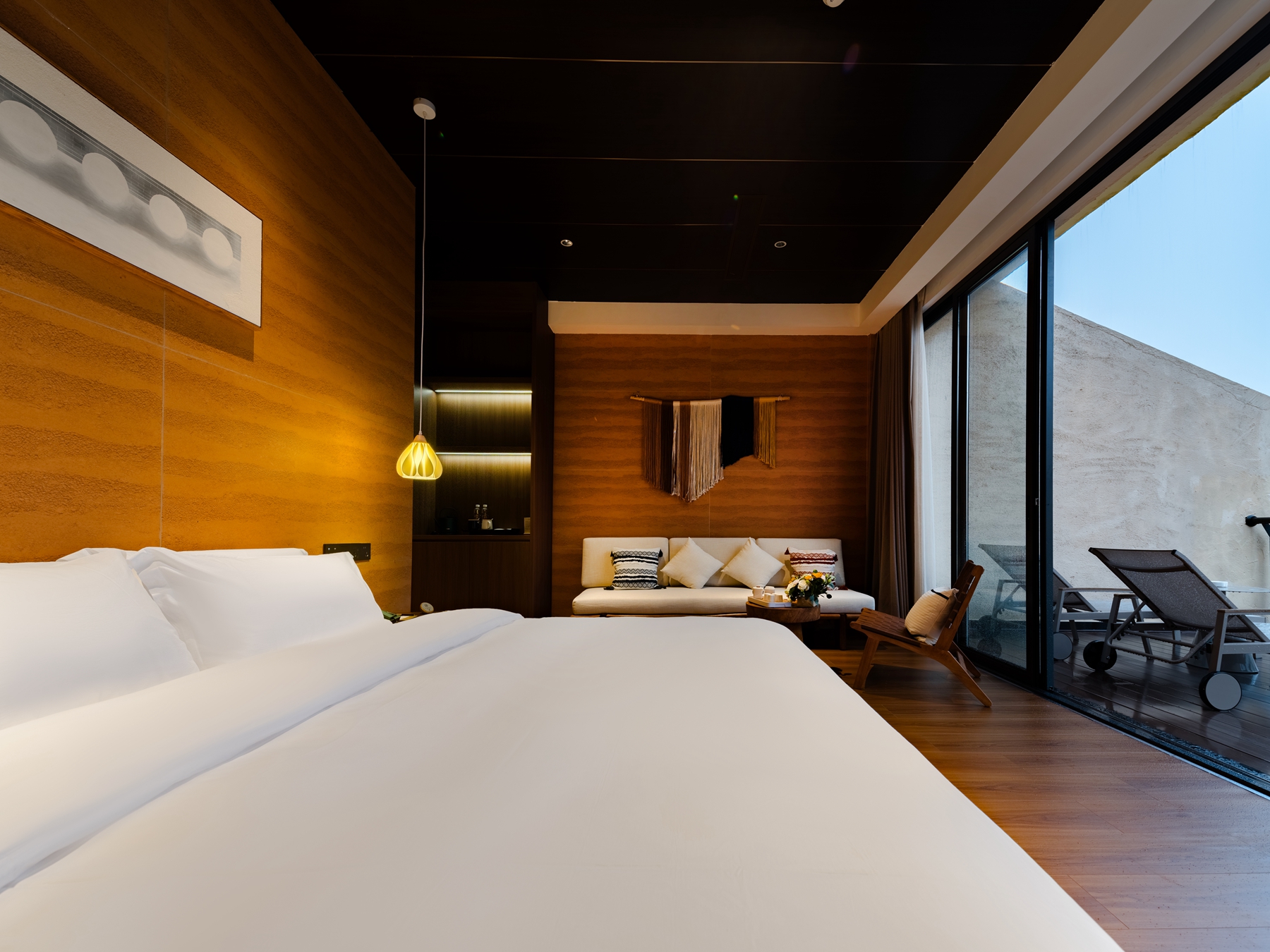 Zhenyao Ju Mountain-View Terrace Theme Family Room