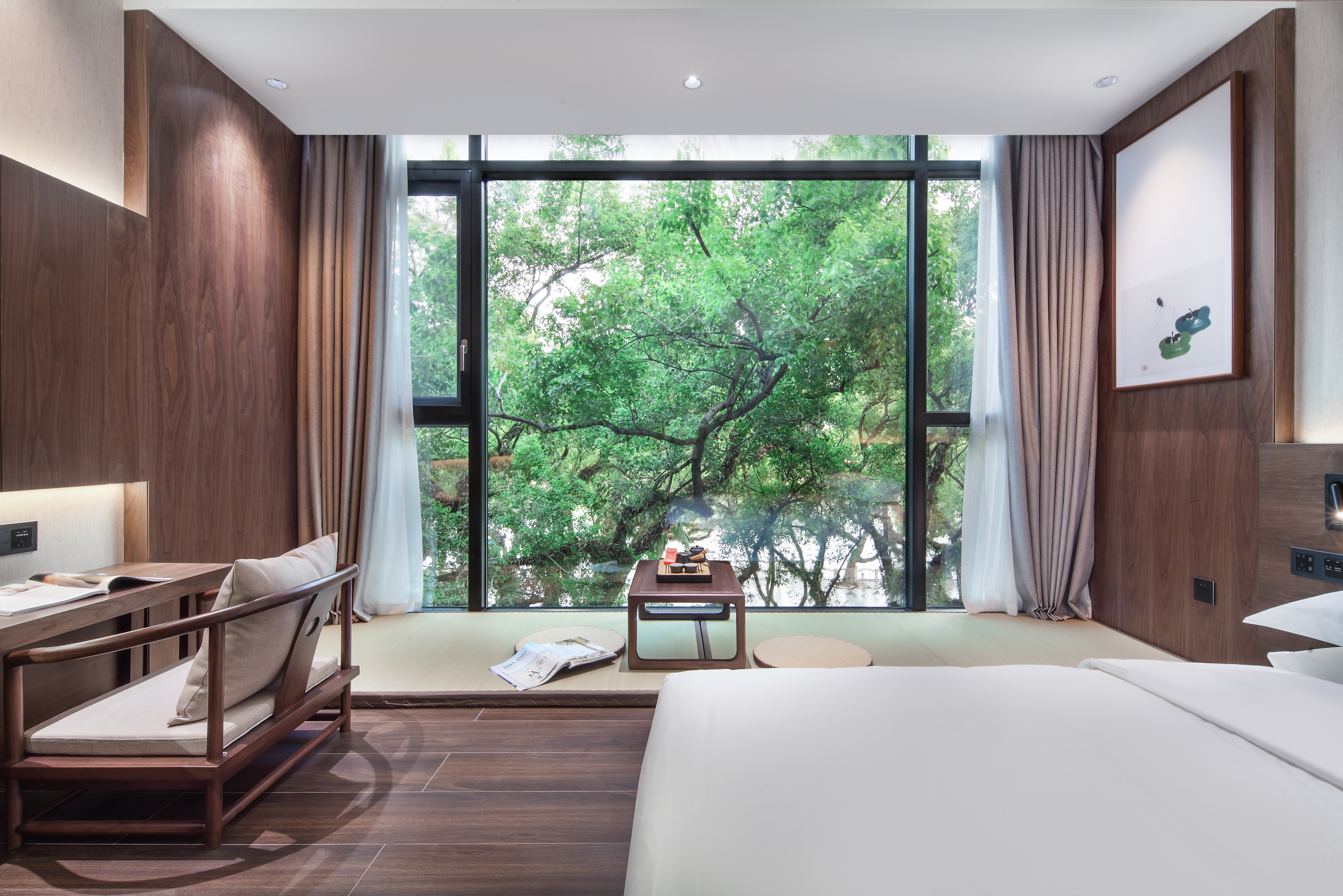 江畔榕荫大床房+超大落地玻璃窗+禅意茶台
