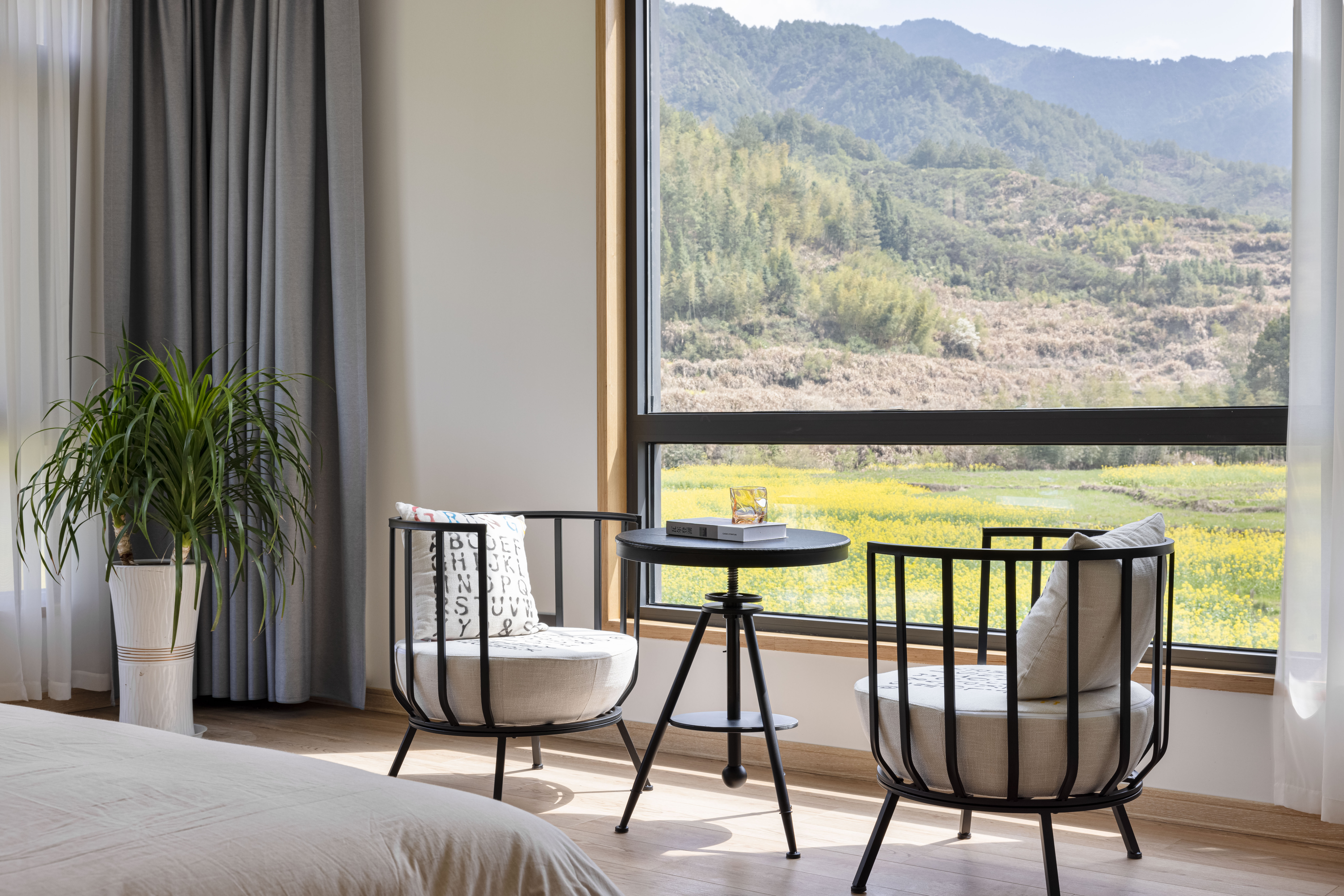 Si Yuan Scenic Twin Room With 180 ° View, Large Screen Projection, And View Of Canola Flowers From Bed