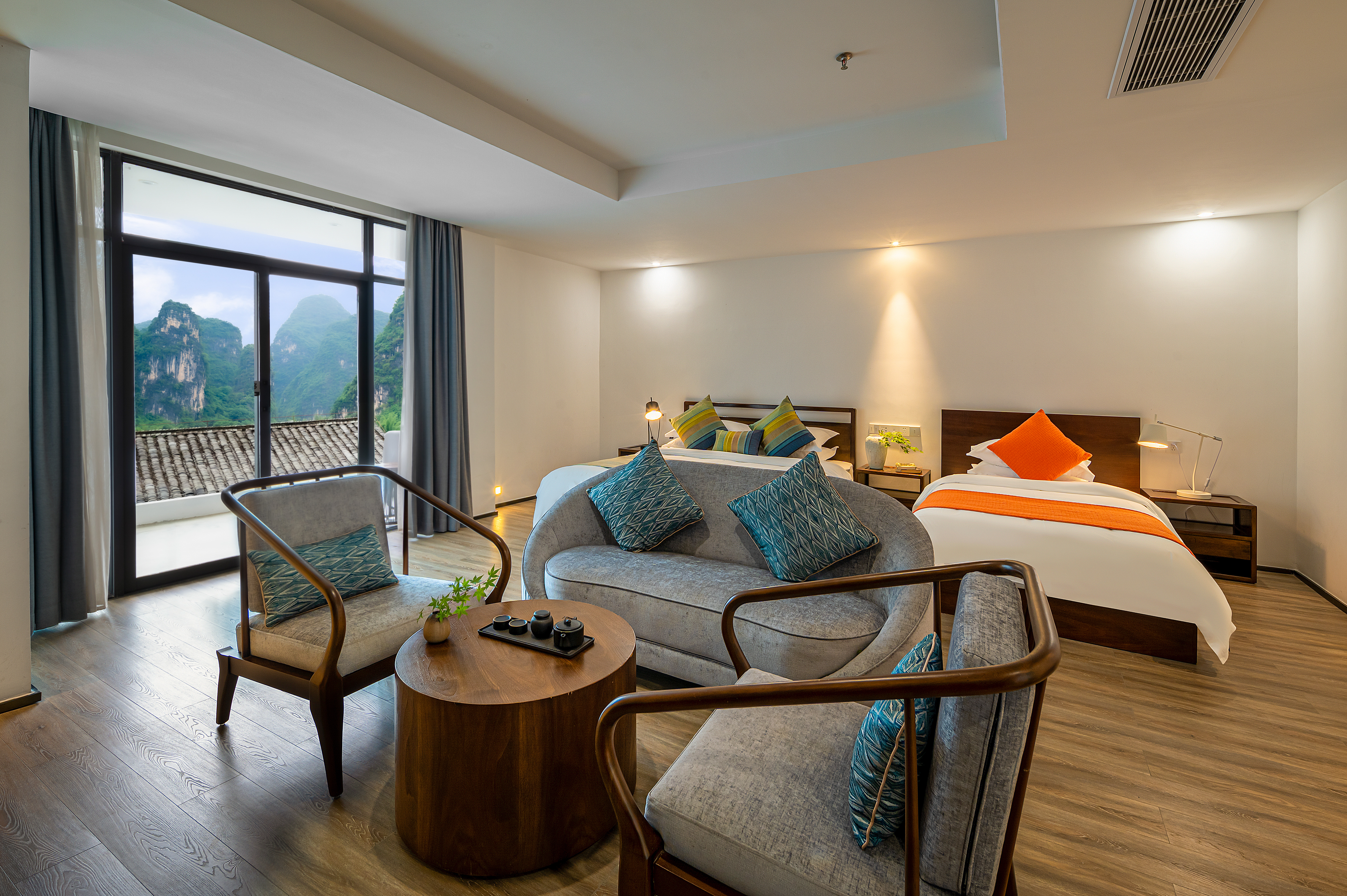 Childlike 180 ° Mountain-View Balcony Family Room