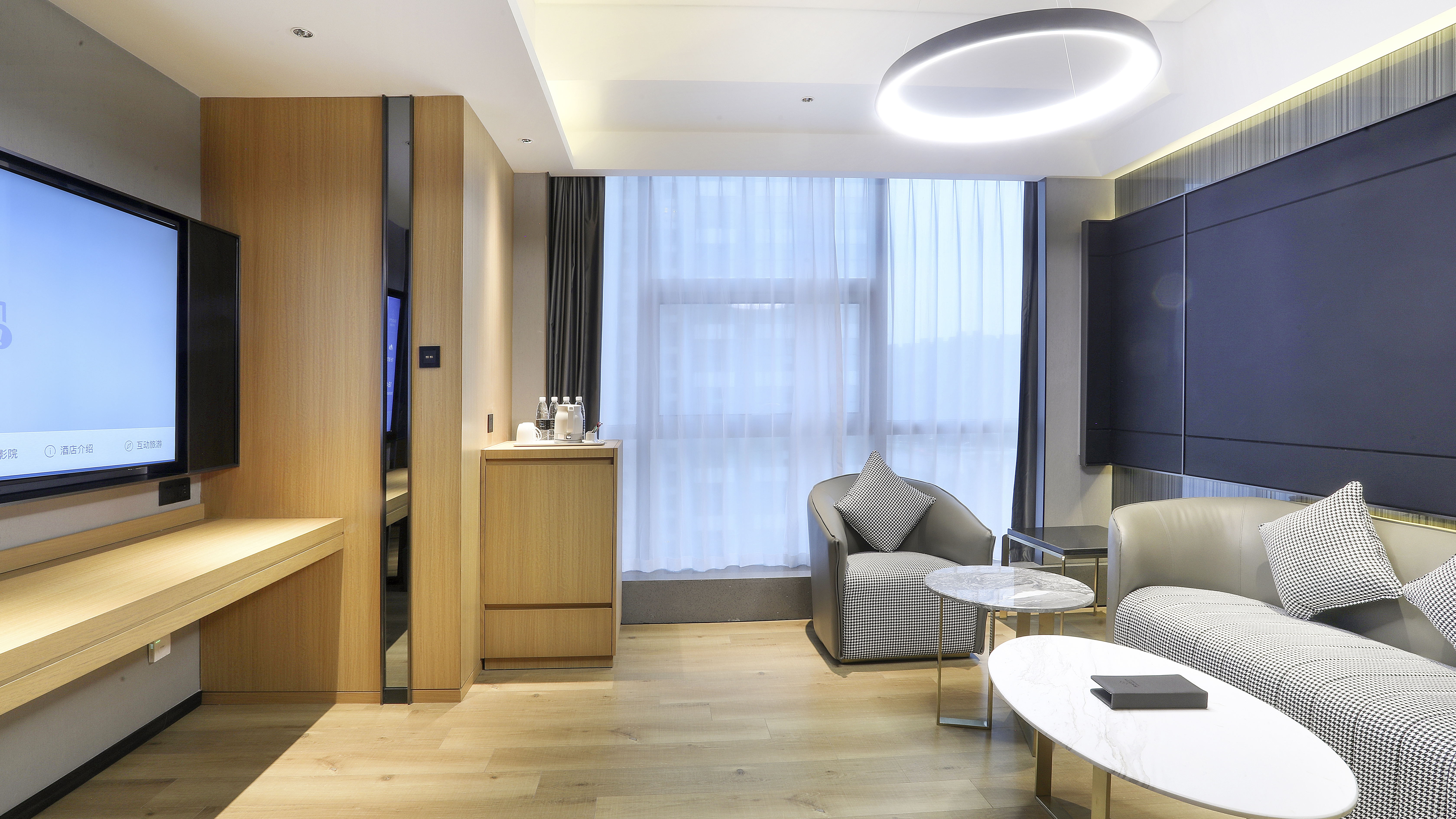 Photogenic Holz Suite (Cozy Private Time, Romantic Bathtub + Extra-Large Space + Separate Wet And Dry Dual Bathrooms)