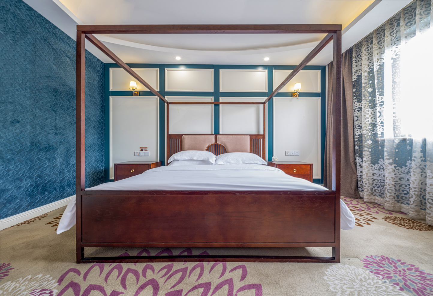 Luxury One-Bedroom Suite With Parlor, Lcd Tv, And Tub