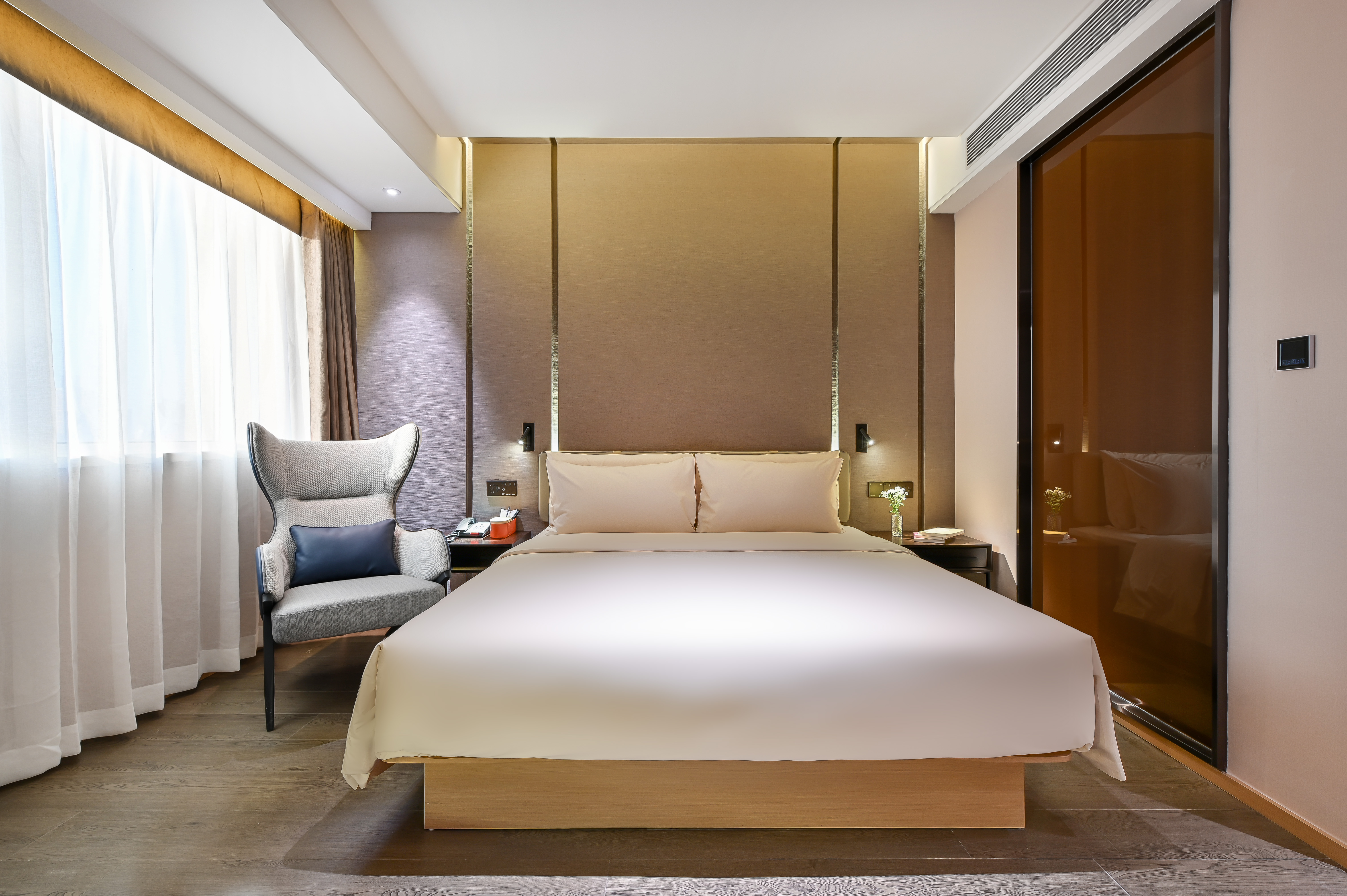 Elegant Double Bed Room (Mobile Screen Casting)