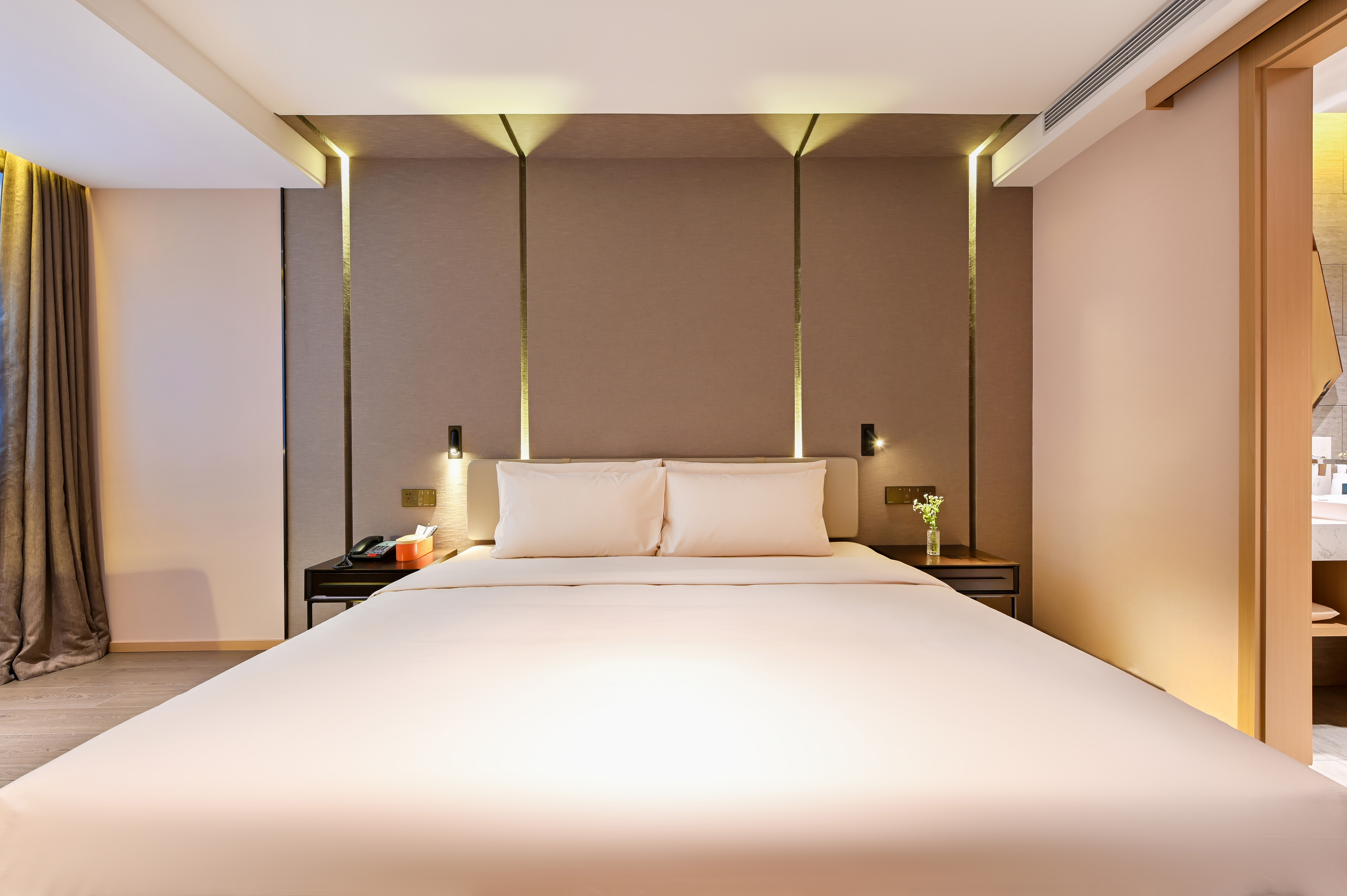 Superior Suite (Small Living Room + Mini Fridge + Tv Projection)