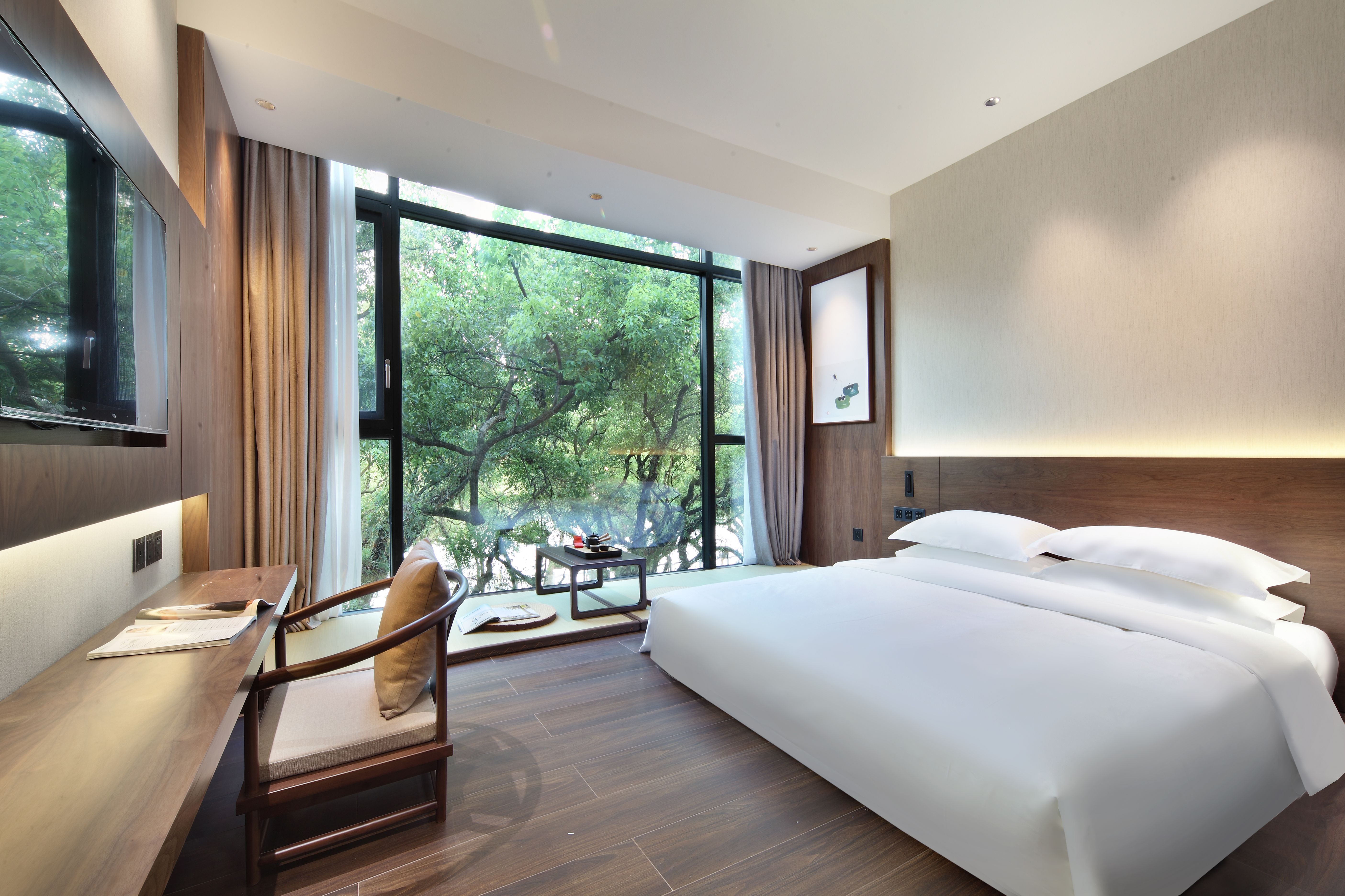 江畔榕荫大床房+超大落地玻璃窗+禅意茶台