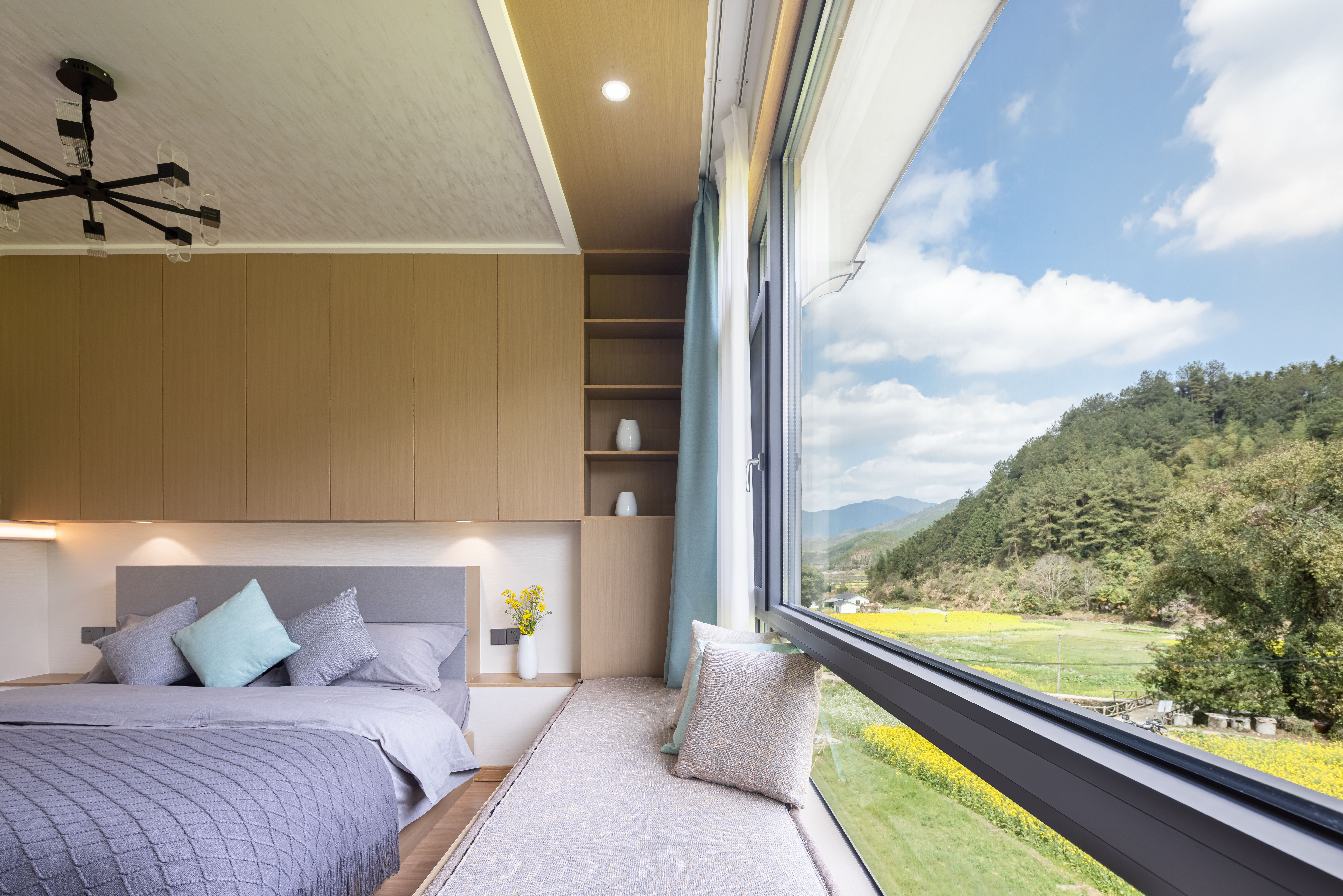 Chen Xi Scenic Double Bed Room With Smart Toilet, Central Air Conditioning, And View Of Canola Flowers From Bed