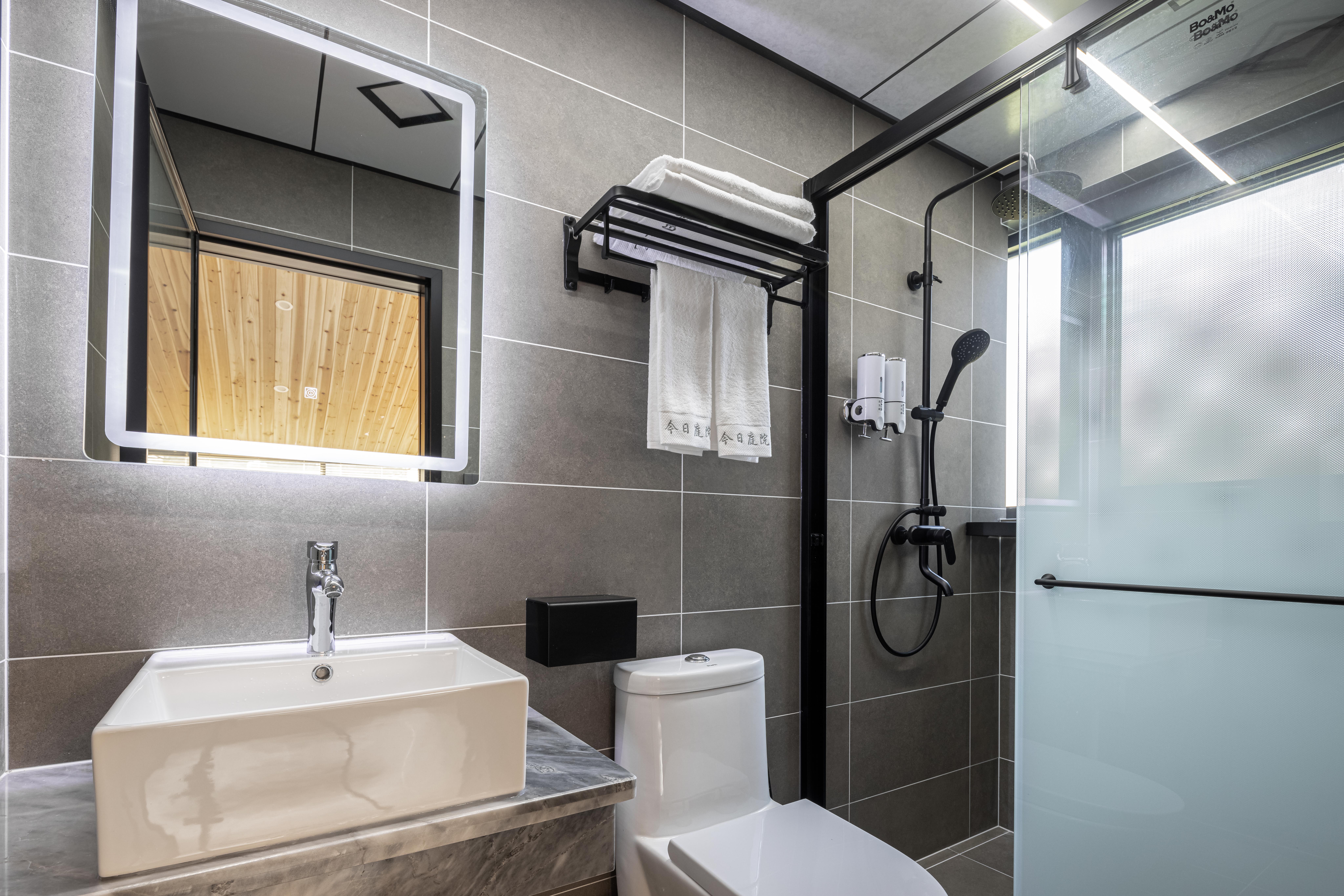 Ting Yu Family Room With Extra Large Interactive Space