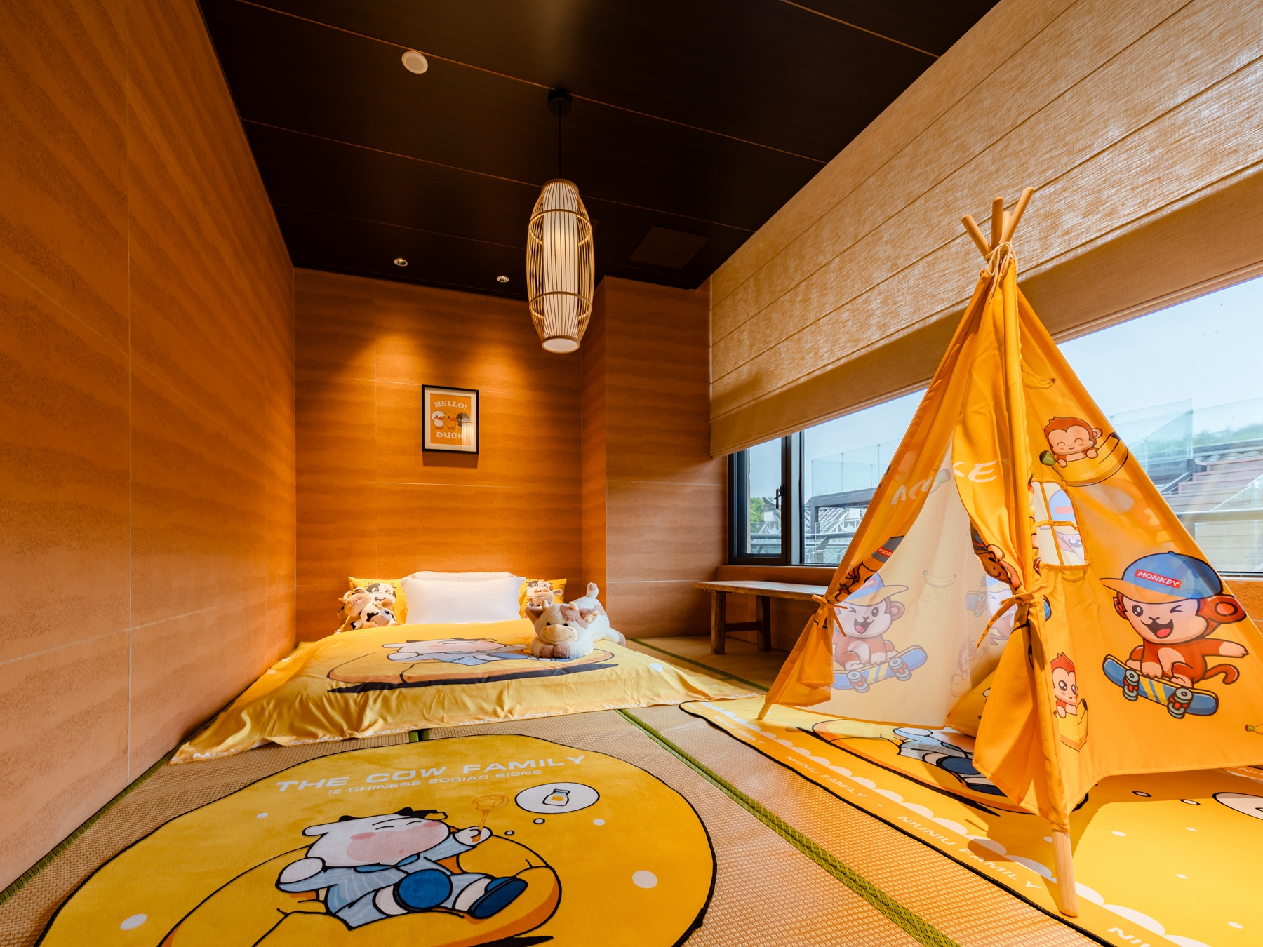 Zhenyao Ju Mountain-View Terrace Theme Family Room